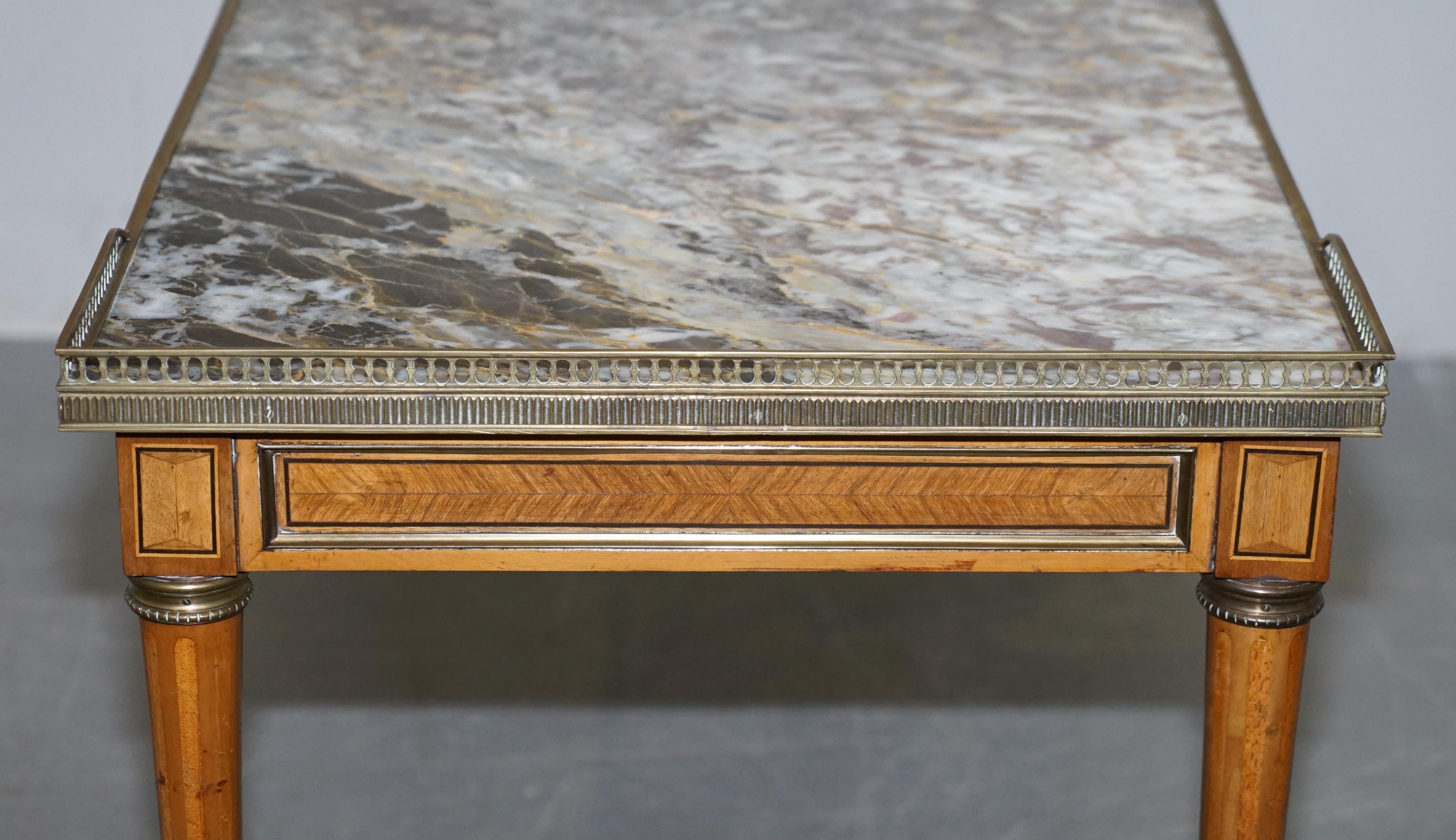 Ancienne table basse française marquetée et incrustée avec plateau en marbre épais et rallonge galerie en laiton en vente 4