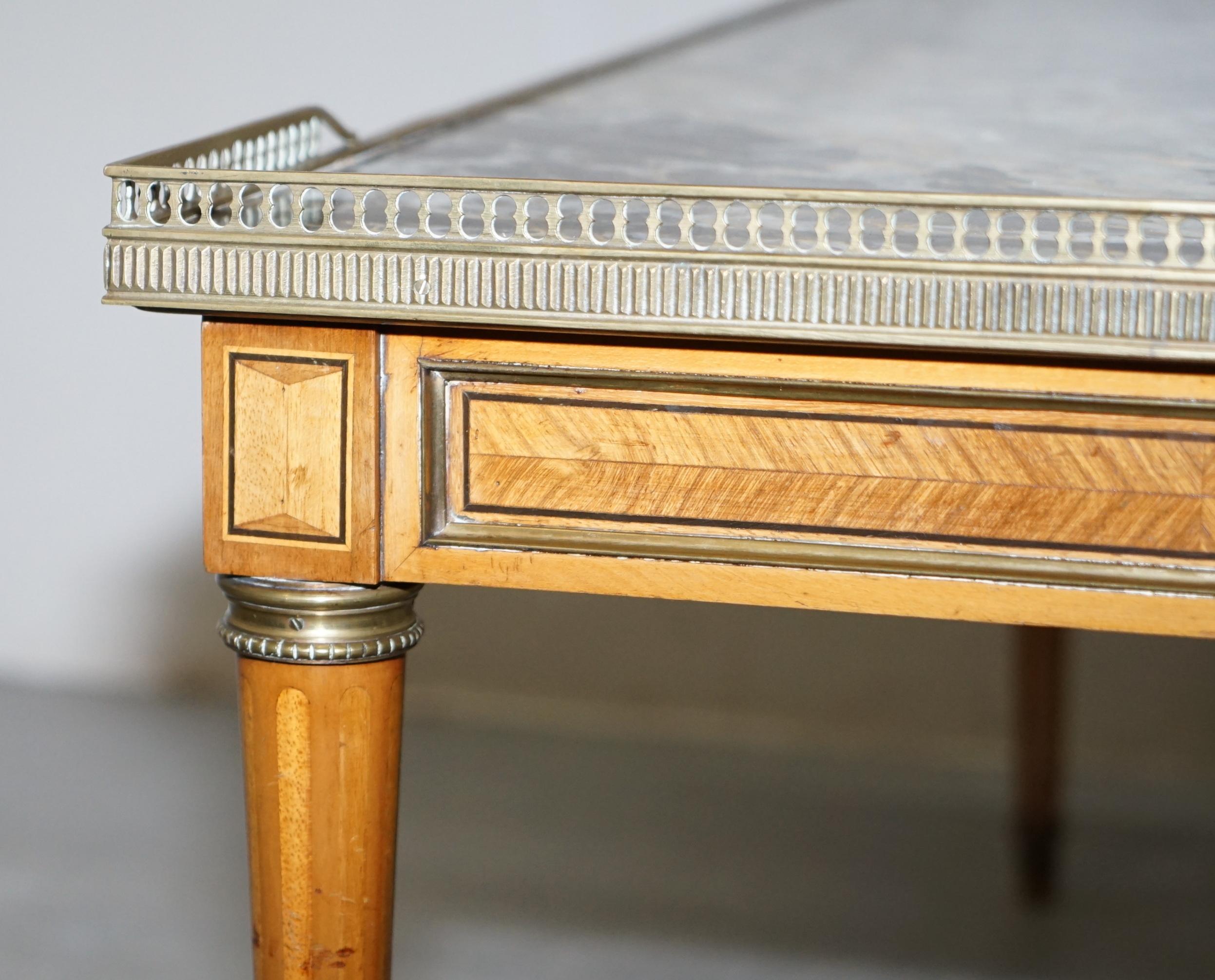 Ancienne table basse française marquetée et incrustée avec plateau en marbre épais et rallonge galerie en laiton en vente 5