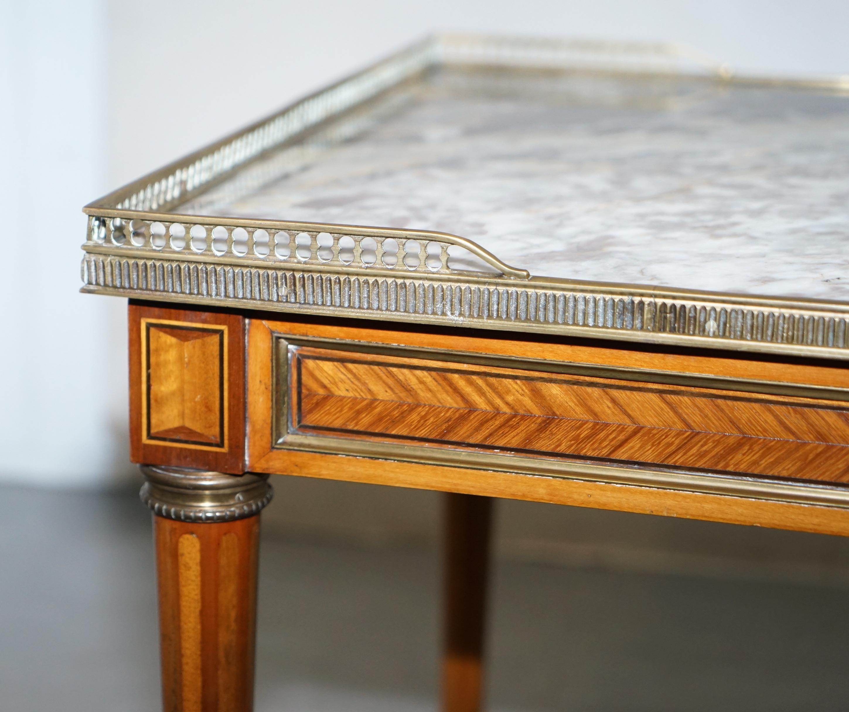Français Ancienne table basse française marquetée et incrustée avec plateau en marbre épais et rallonge galerie en laiton en vente