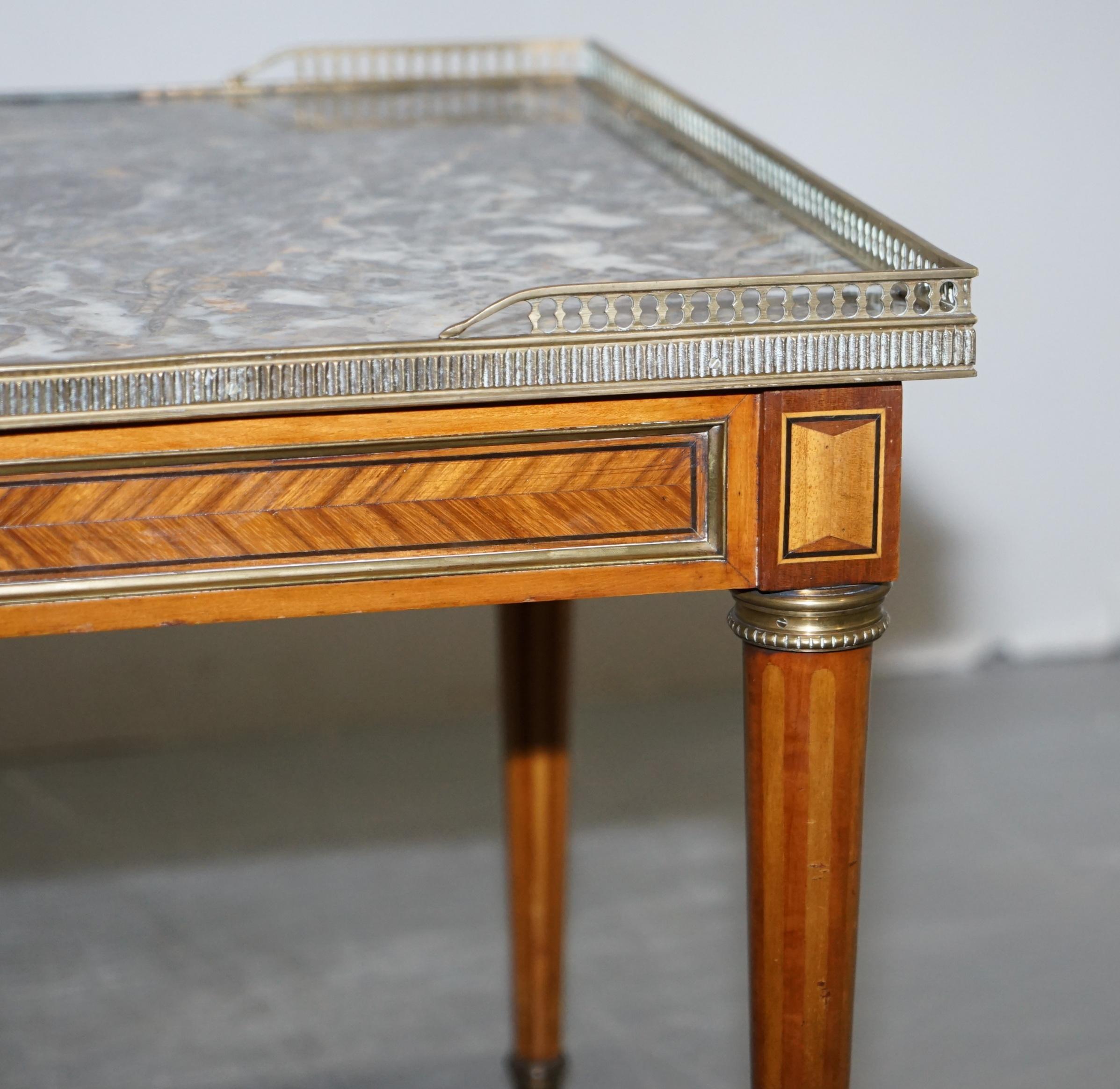 Fait main Ancienne table basse française marquetée et incrustée avec plateau en marbre épais et rallonge galerie en laiton en vente