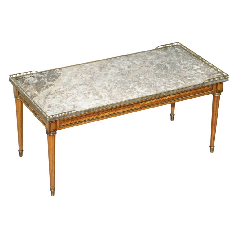 Ancienne table basse française marquetée et incrustée avec plateau en marbre  épais et rallonge galerie en laiton En vente sur 1stDibs