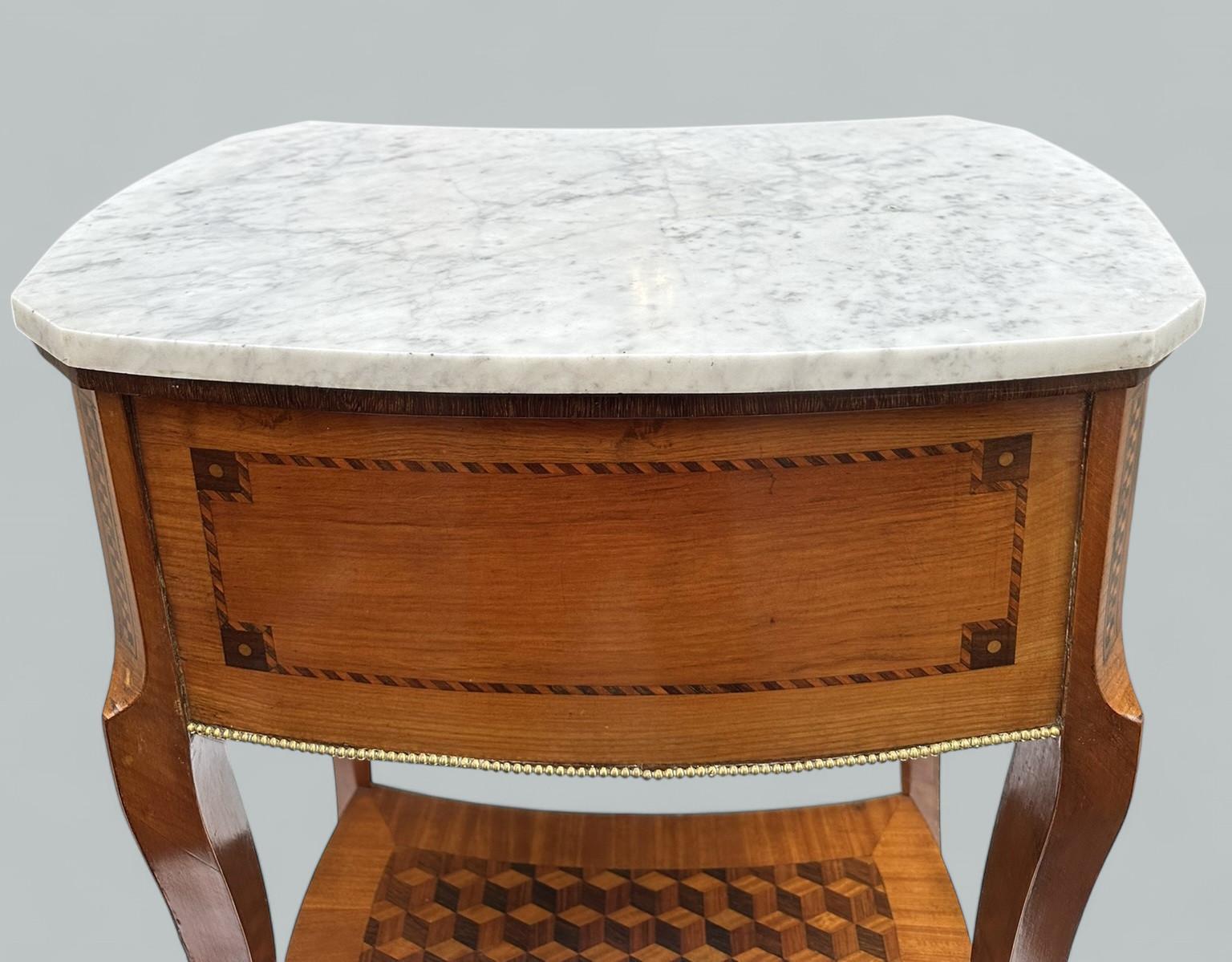 Ancienne table de chevet en marqueterie de bois de roi avec dessus en marbre, armoire de nuit 4