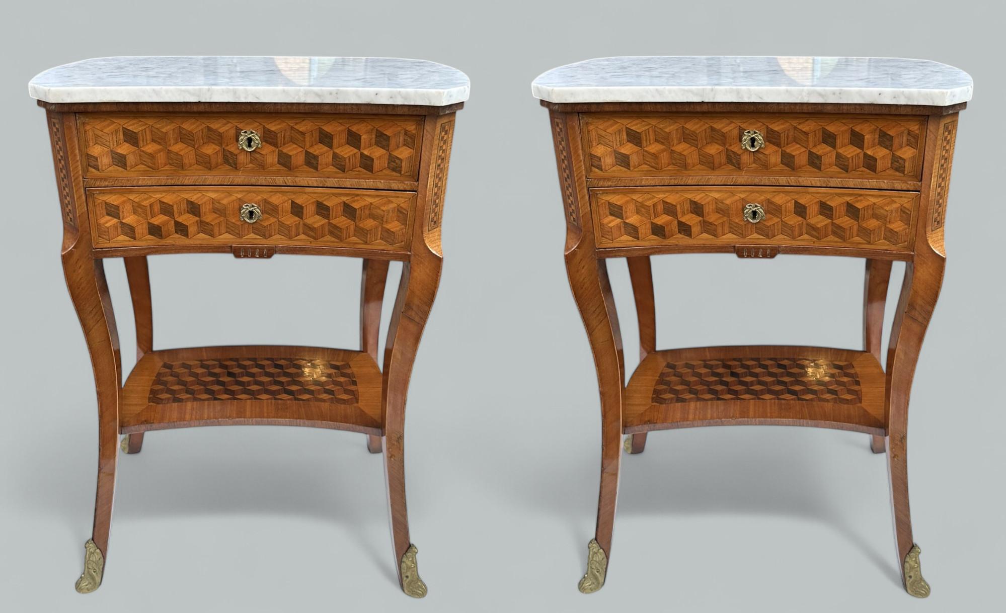 Superbe paire identique de tables de chevet à deux tiroirs en marqueterie et marbre de bois de roi, de qualité exceptionnelle, du dernier quart du XIXe siècle.  

Chacune avec un plateau en marbre gris clair bien veiné et deux tiroirs simples