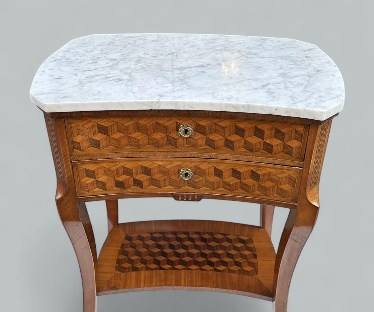 Ancienne table de chevet en marqueterie de bois de roi avec dessus en marbre, armoire de nuit Bon état à Dublin, Ireland