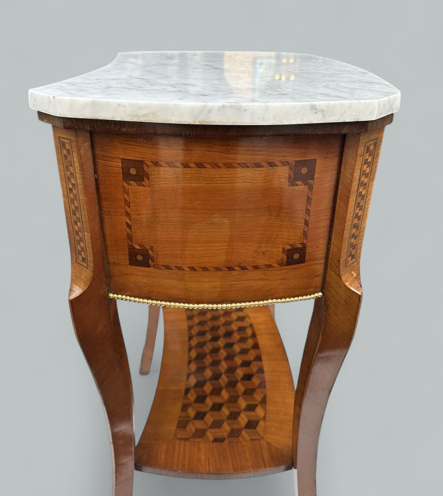 Ancienne table de chevet en marqueterie de bois de roi avec dessus en marbre, armoire de nuit 2