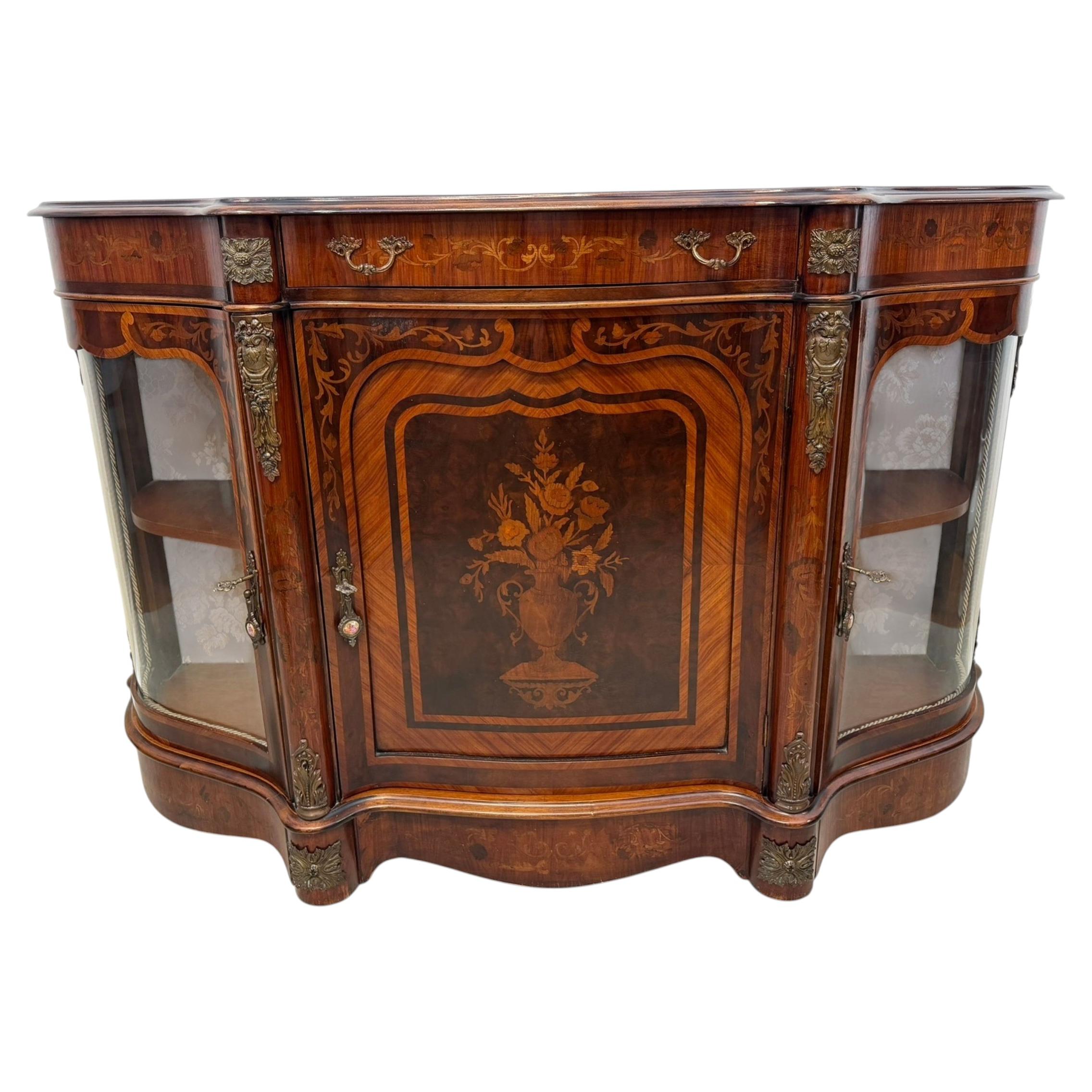Antique French Marquetry Sideboard Schrank mit Glas Vitrinen im Angebot