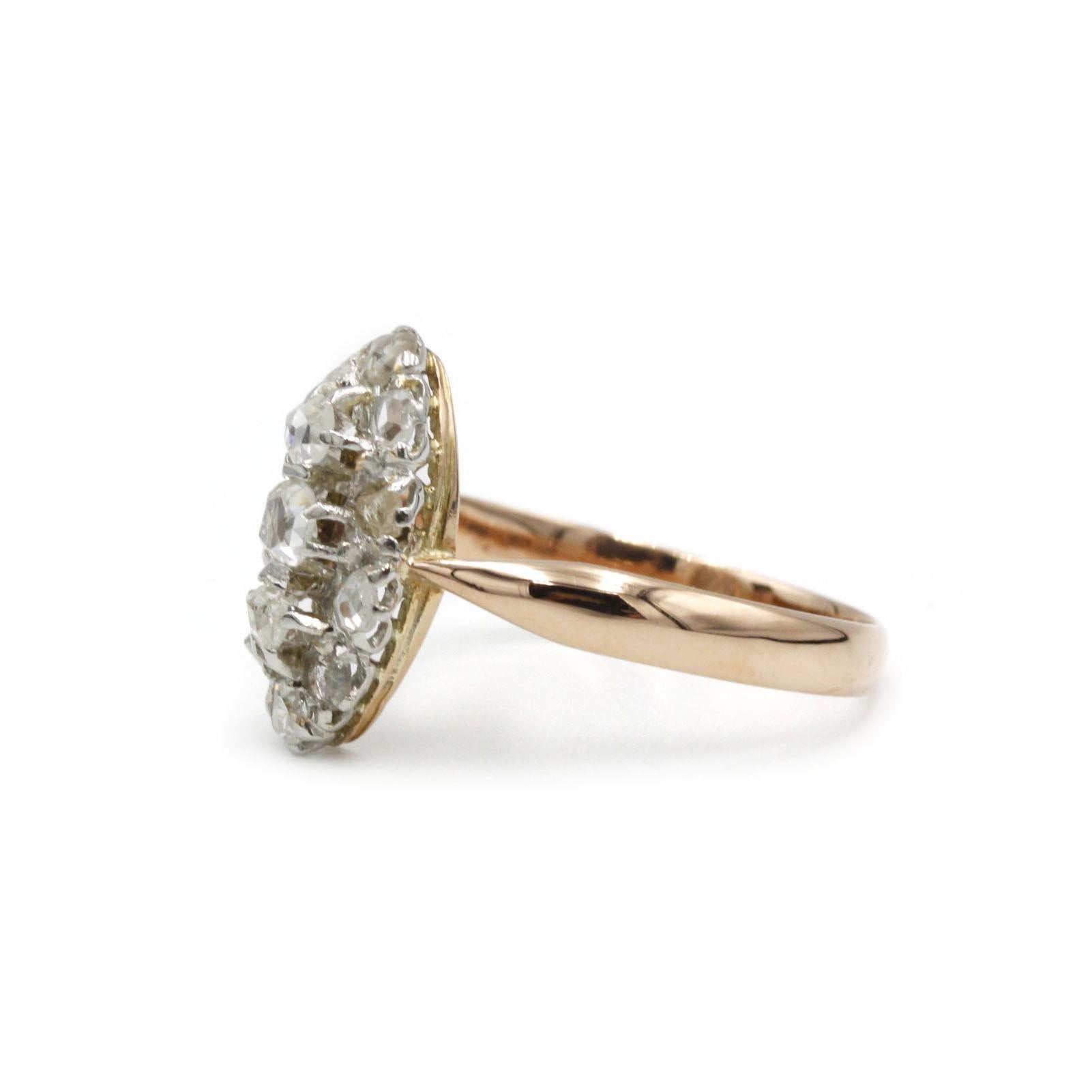 Cette rare bague marquise française du XIXe siècle est un superbe exemple de bijou victorien ancien, méticuleusement réalisé à la main en or rose 18 carats et en platine froid. La silhouette ovale allongée 