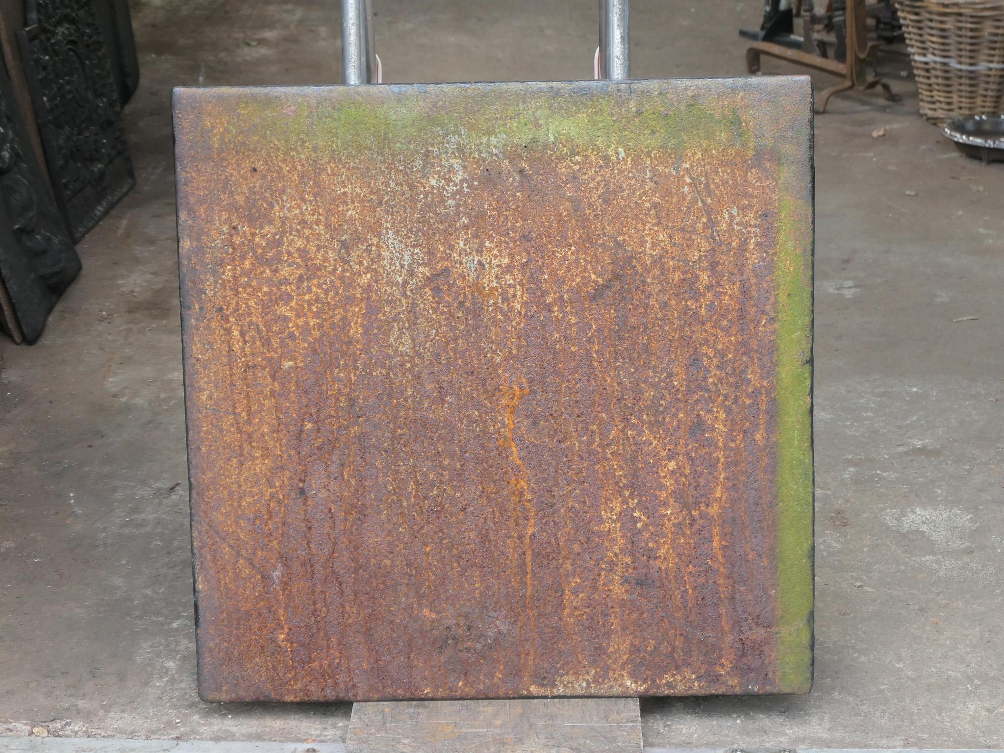 Französischer Kamin aus der Zeit Napoleons III., 19. Jahrhundert, mit dem Gott Marli. Gott der Kraft, der Fruchtbarkeit und Beschützer des Viehs.

Die Rückwand ist aus Gusseisen schwarz / Zinn Patina gemacht. Die Kaminrückwand ist in gutem Zustand