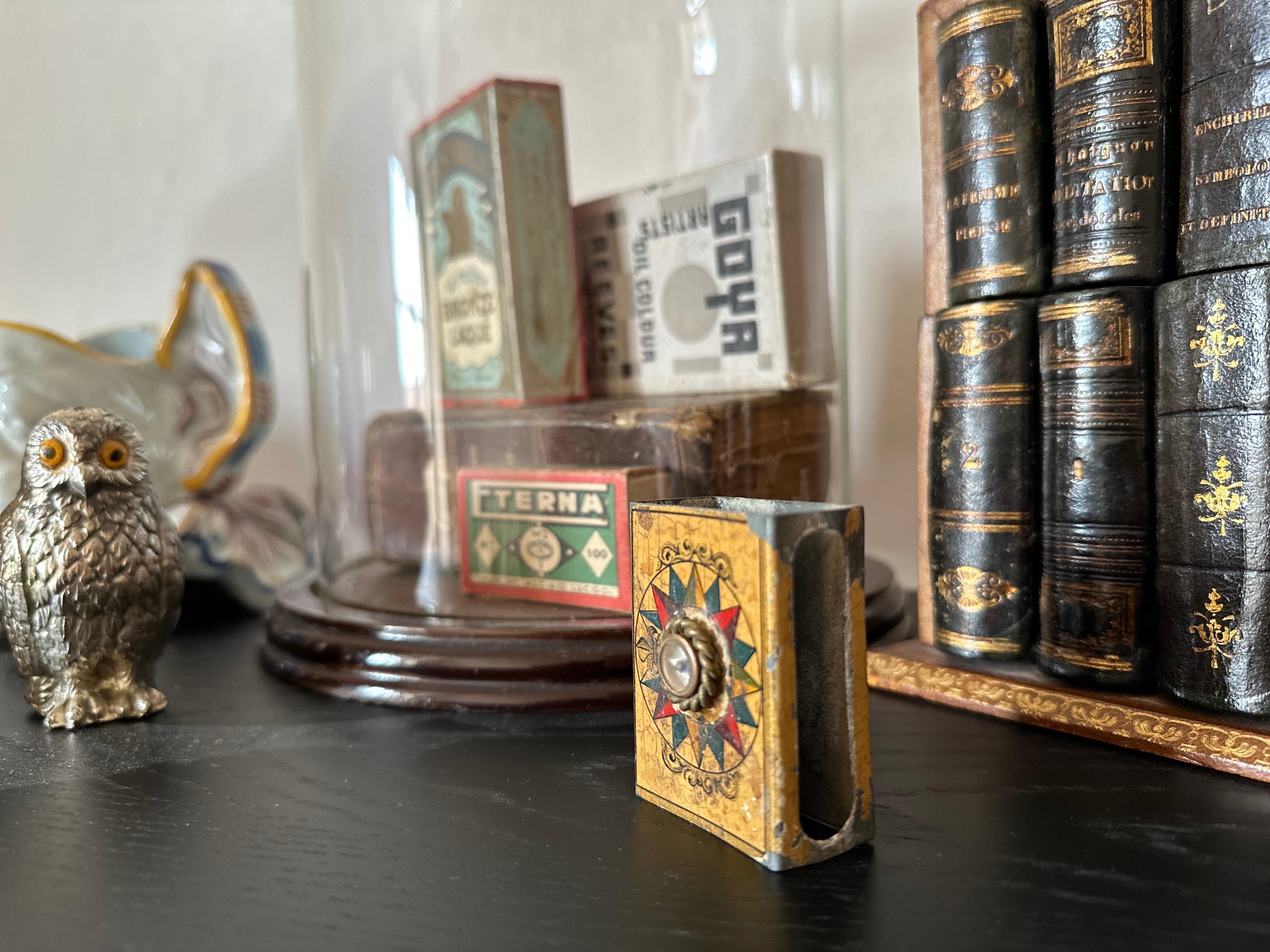 Ancienne boîte d'allumettes française avec boussole, A.I.C. 1900 - Cadeau unique d'époque en vente 3