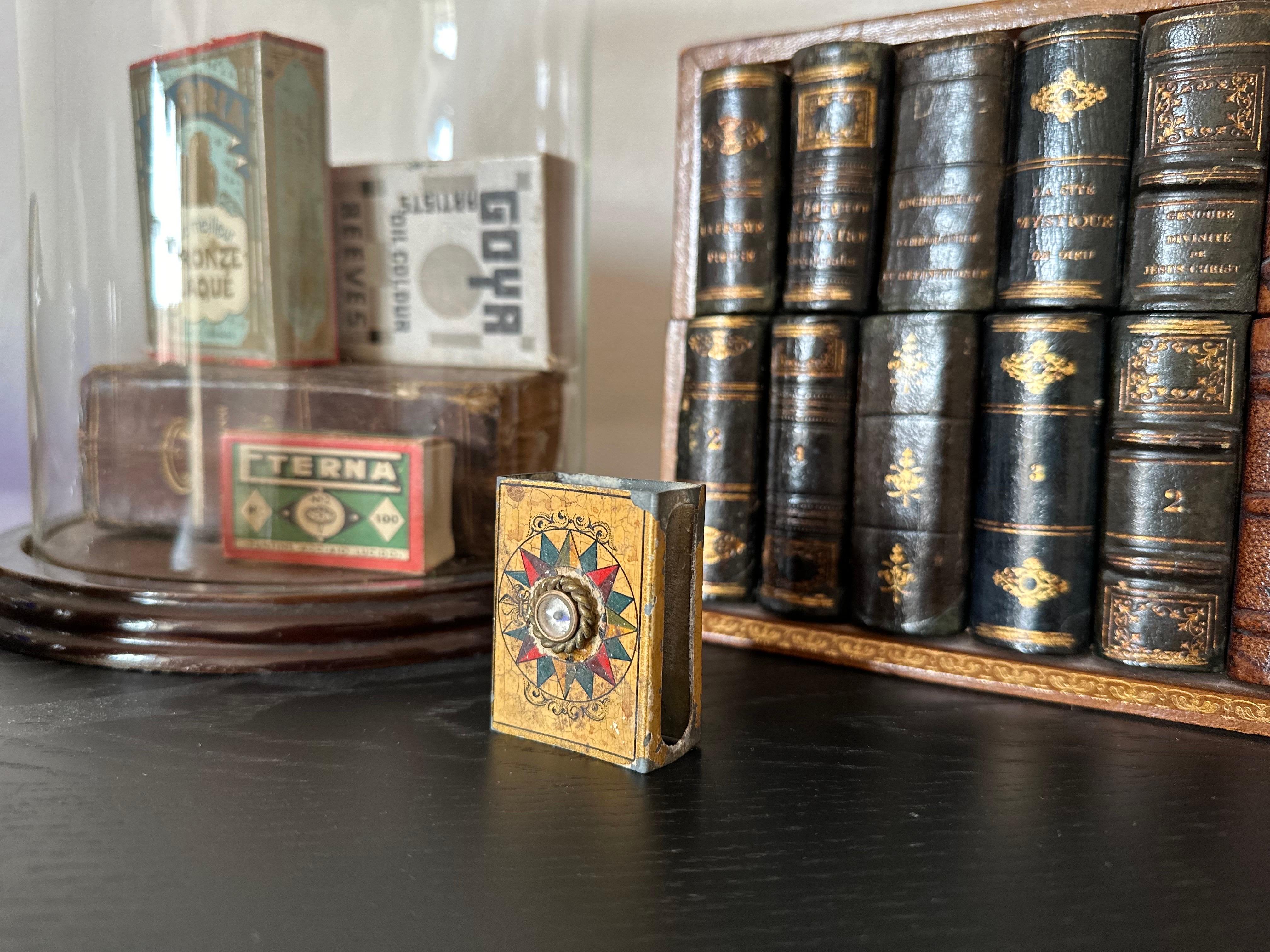 Ancienne boîte d'allumettes française avec boussole, A.I.C. 1900 - Cadeau unique d'époque en vente 4
