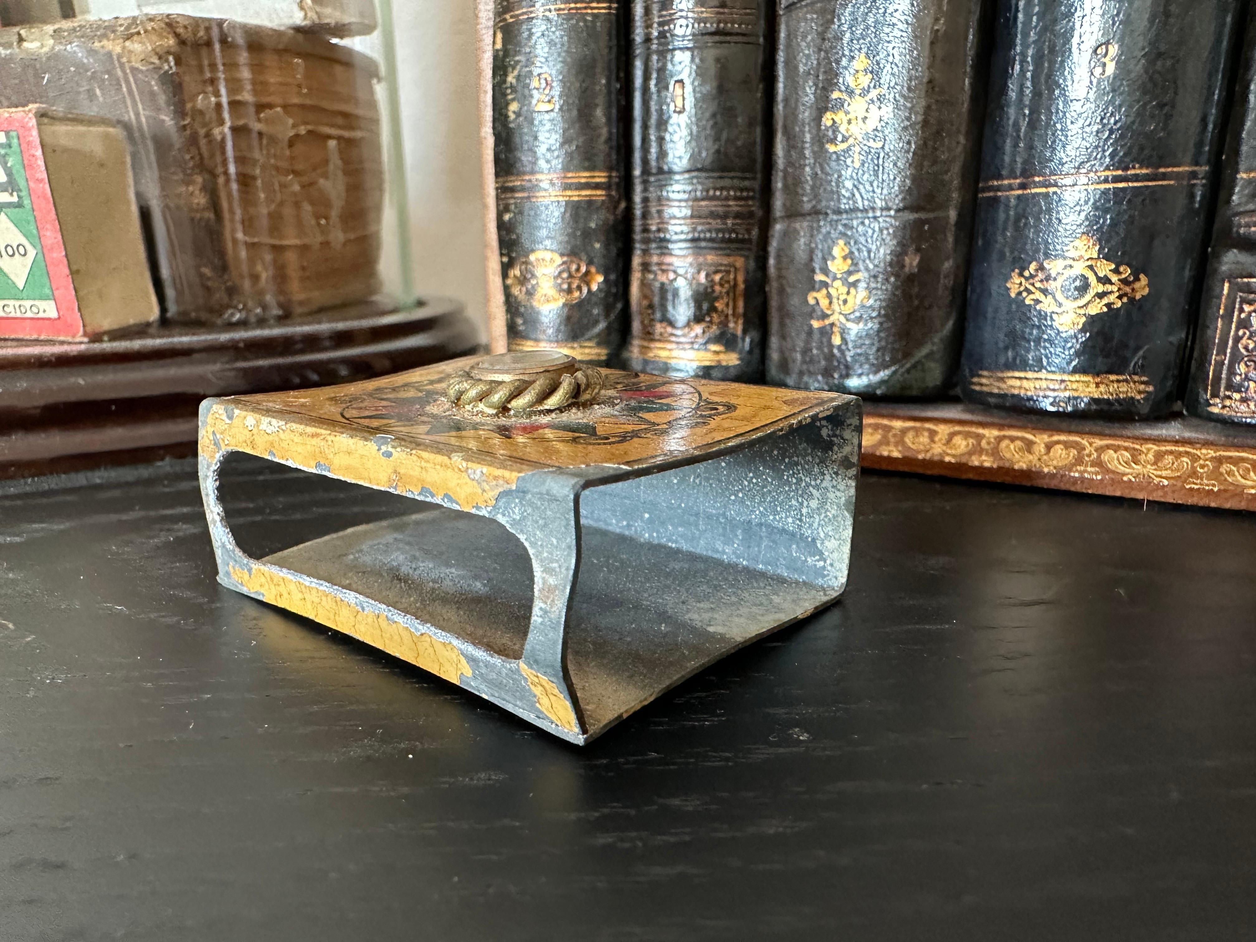 Ancienne boîte d'allumettes française avec boussole, A.I.C. 1900 - Cadeau unique d'époque en vente 6
