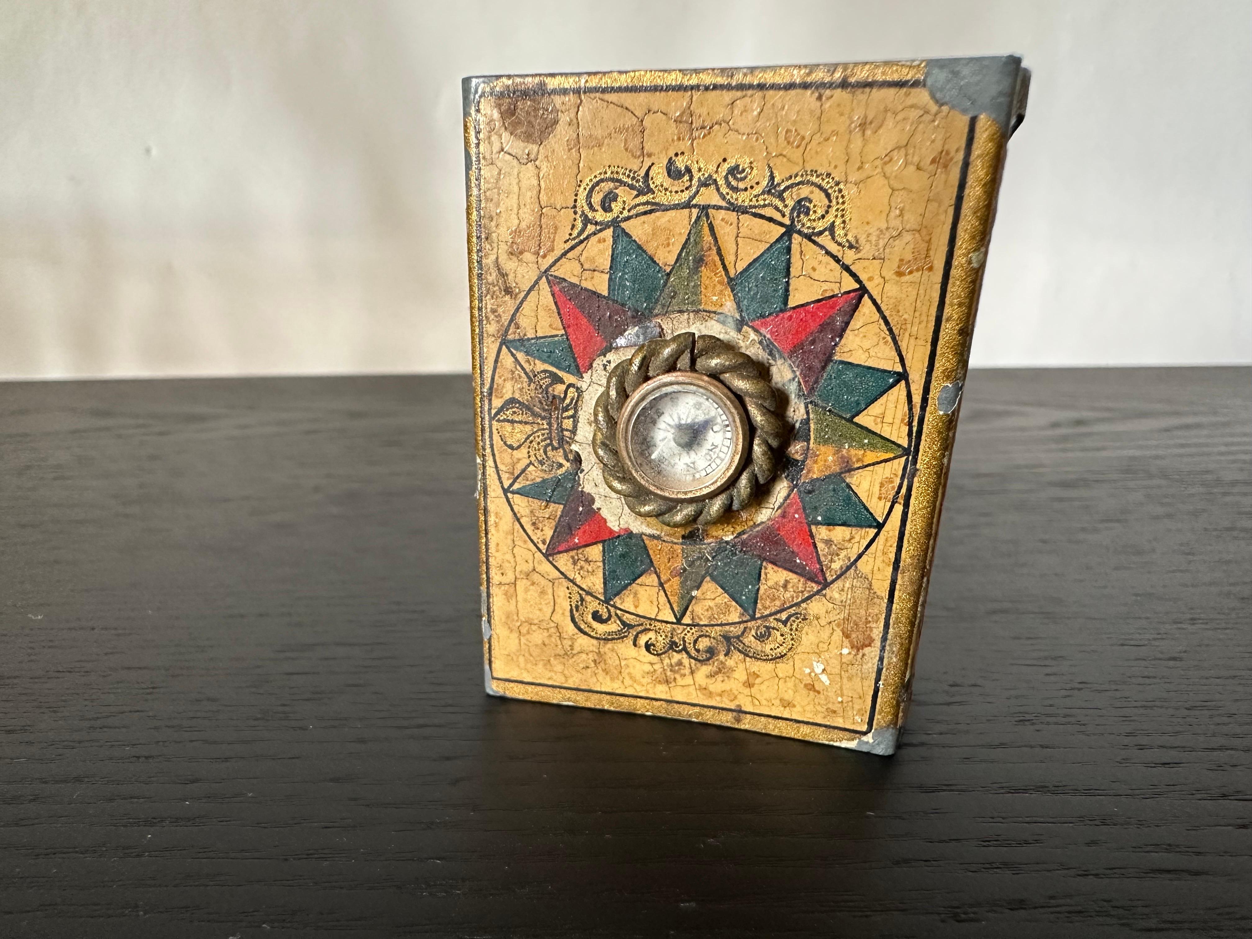 Cet exquis porte-boîte d'allumettes français ancien, datant d'environ 1900, est le fruit d'un travail artisanal de qualité et d'un design soigné, ce qui en fait un objet à la fois pratique et décoratif. Fabriqué en métal peint dans un ton beige