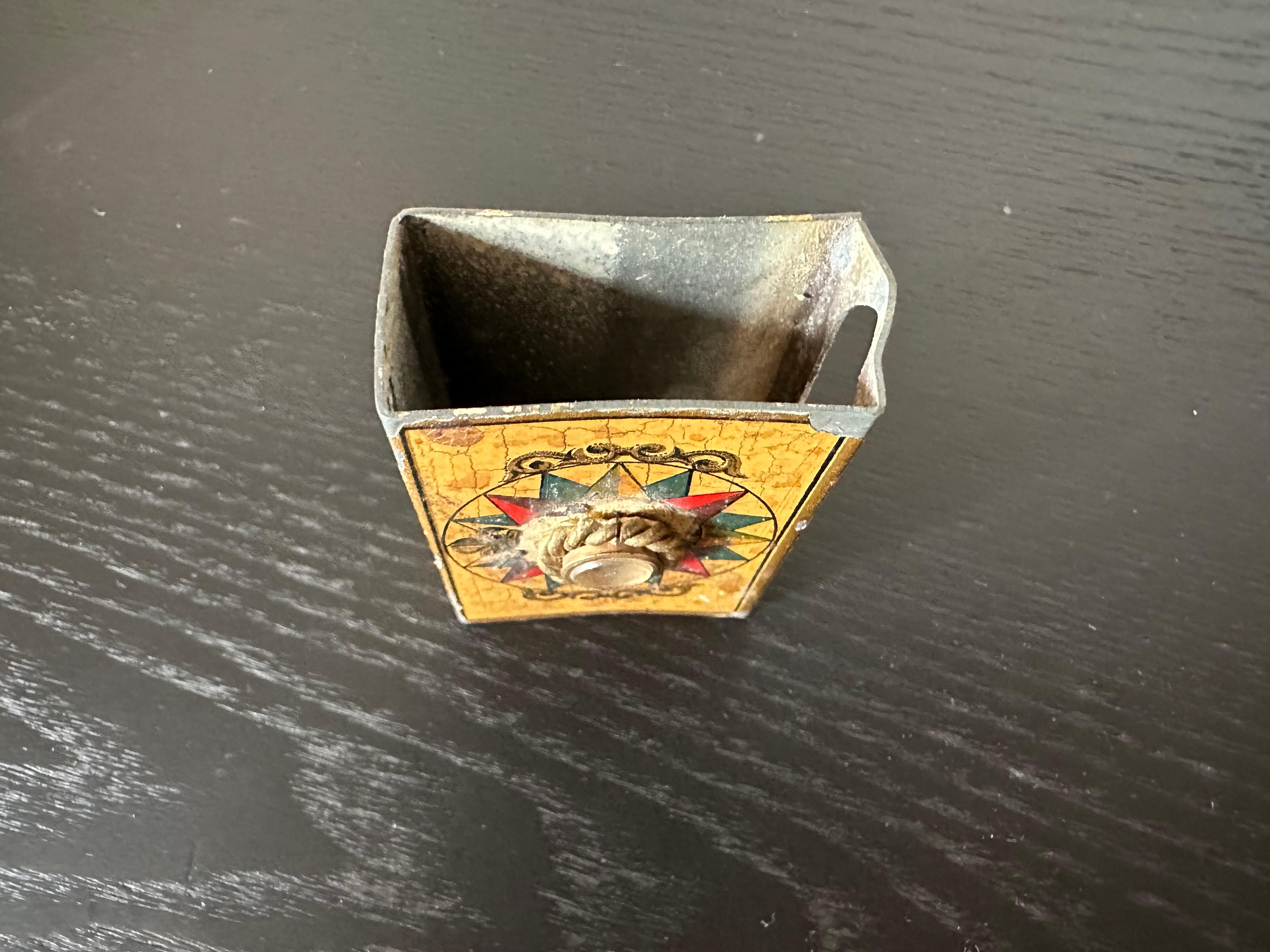 Ancienne boîte d'allumettes française avec boussole, A.I.C. 1900 - Cadeau unique d'époque Bon état - En vente à Hamburg, DE