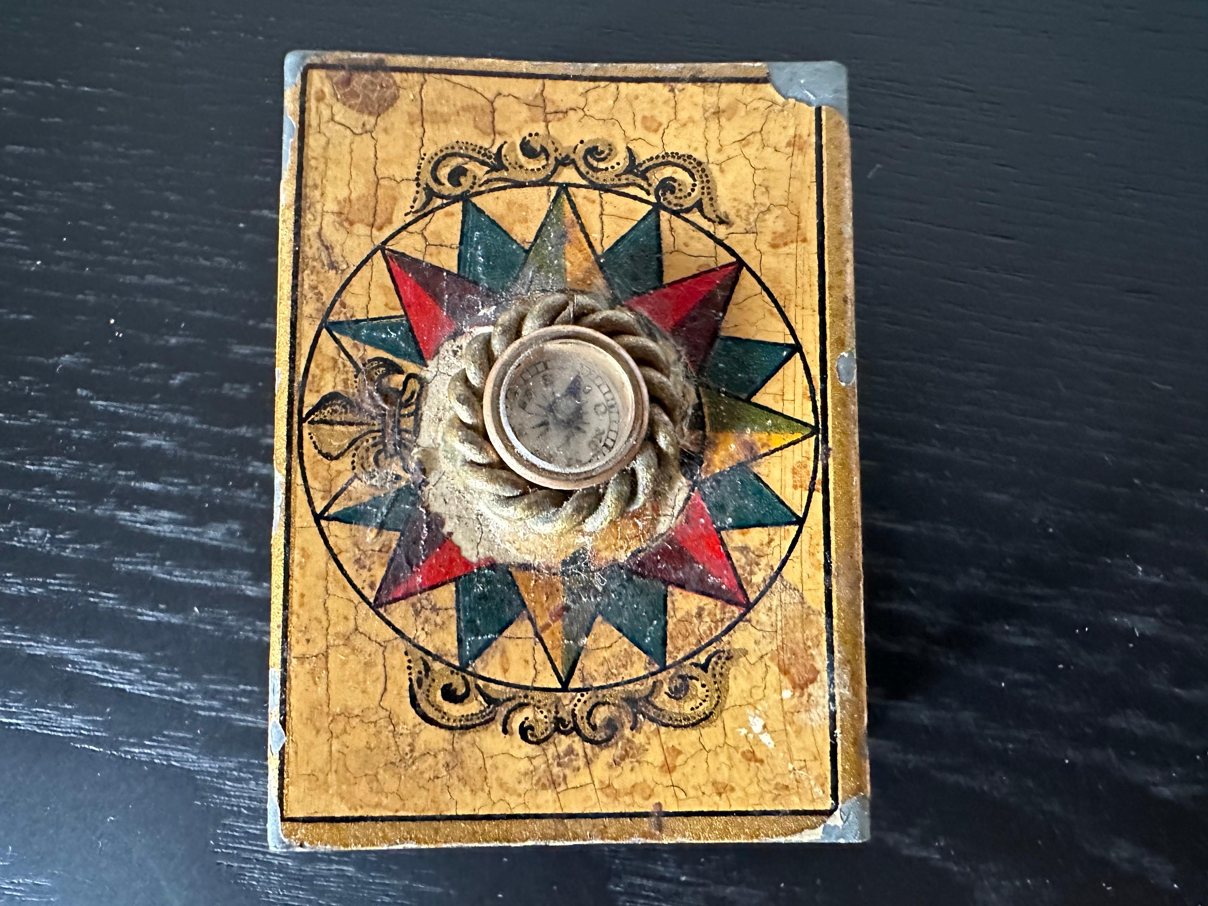Fin du XIXe siècle Ancienne boîte d'allumettes française avec boussole, A.I.C. 1900 - Cadeau unique d'époque en vente