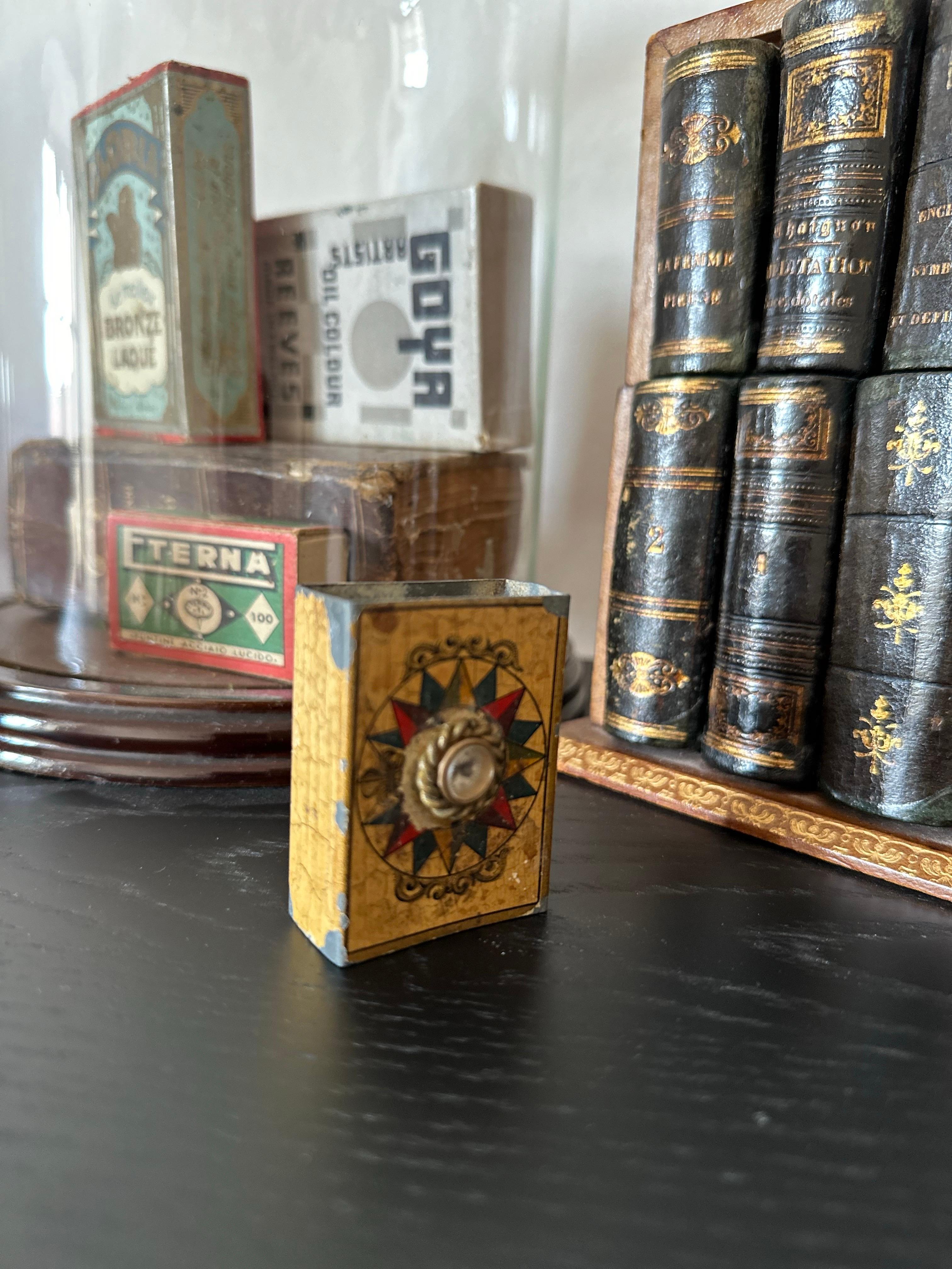Métal Ancienne boîte d'allumettes française avec boussole, A.I.C. 1900 - Cadeau unique d'époque en vente