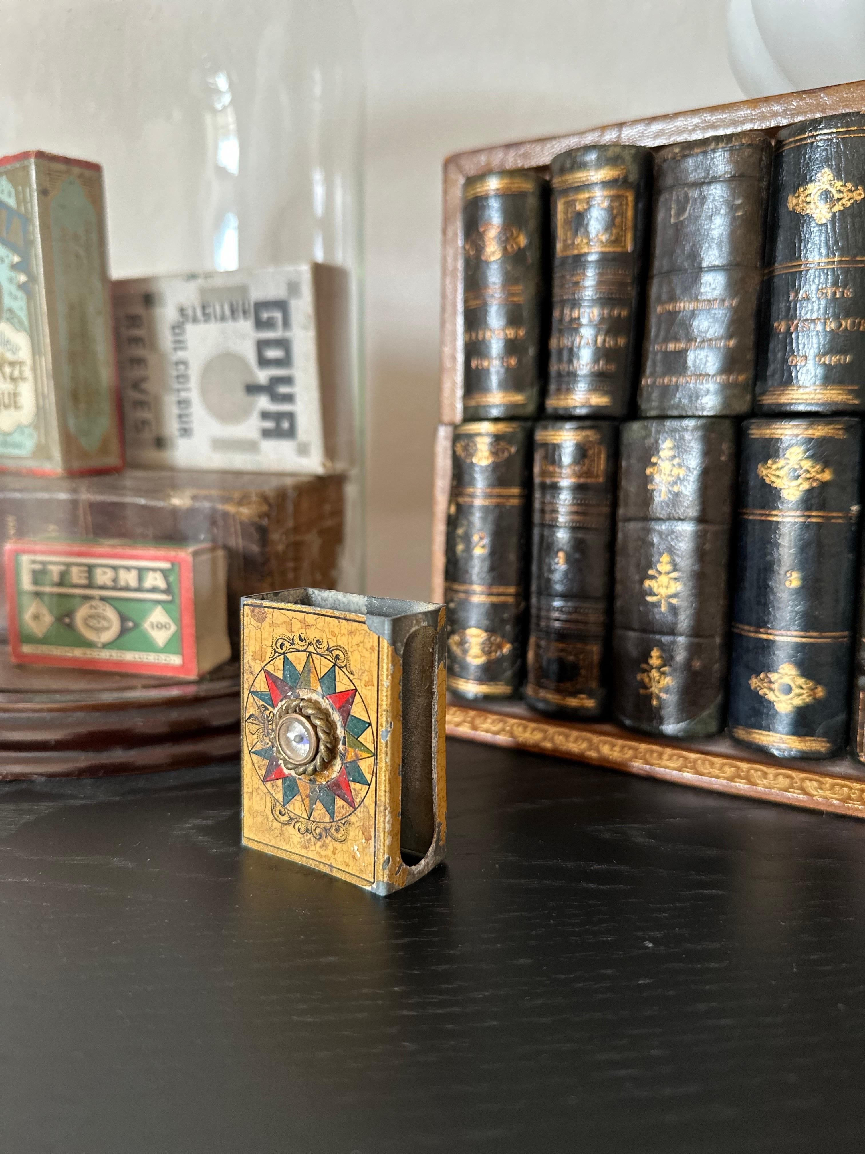 Ancienne boîte d'allumettes française avec boussole, A.I.C. 1900 - Cadeau unique d'époque en vente 1