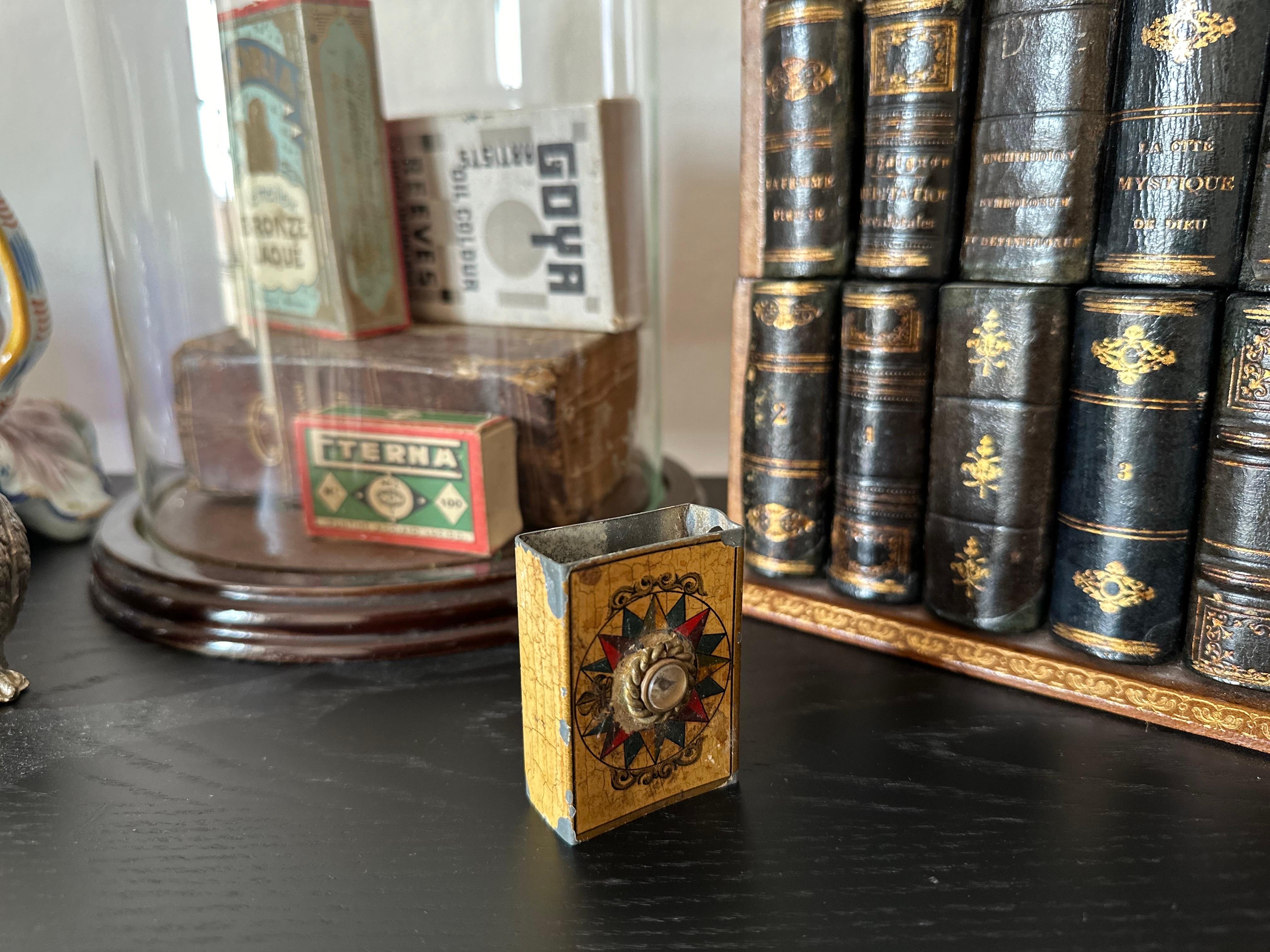 Ancienne boîte d'allumettes française avec boussole, A.I.C. 1900 - Cadeau unique d'époque en vente 2
