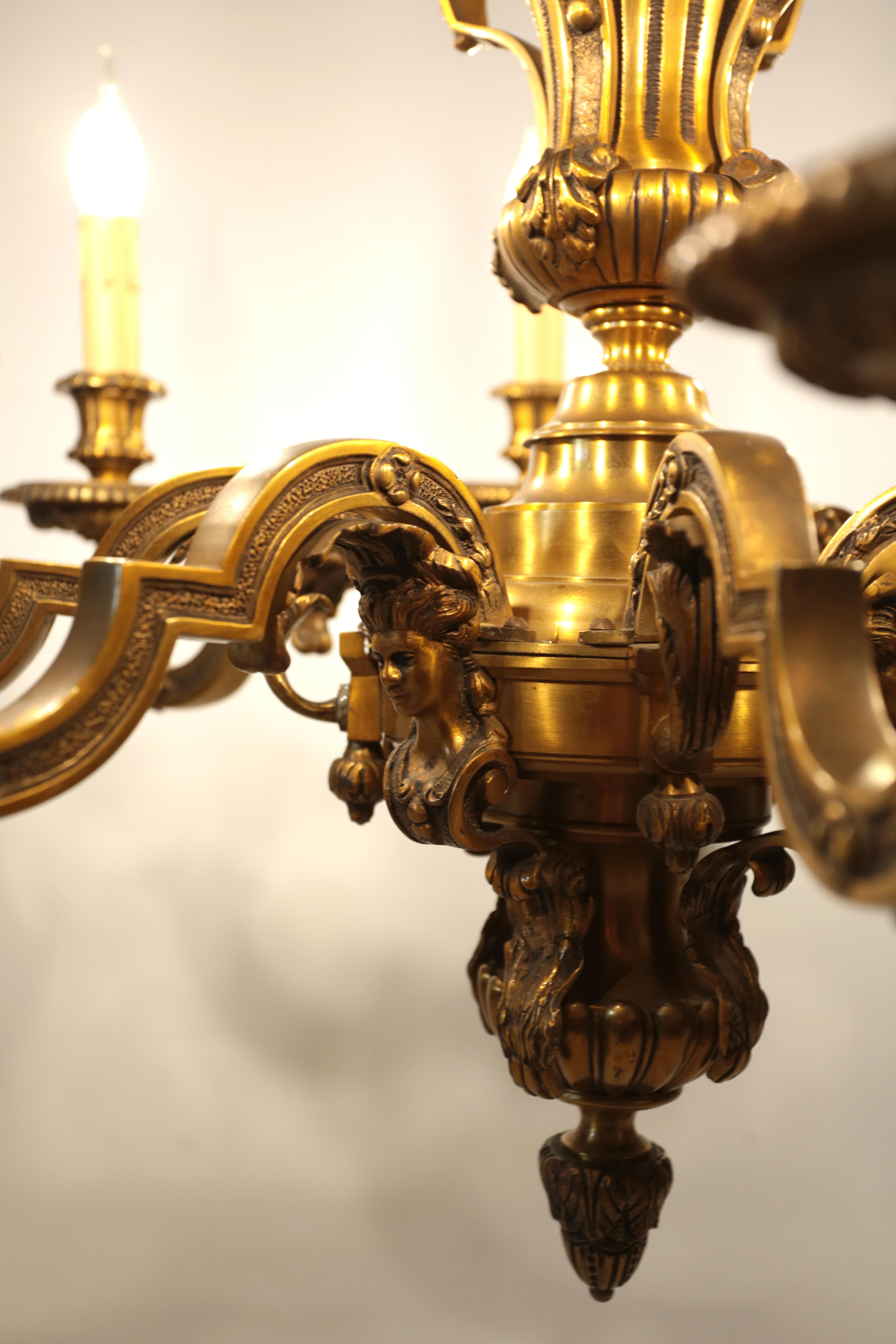 Antiker französischer Mazarin-Bronze-Kronleuchter (Vergoldet) im Angebot