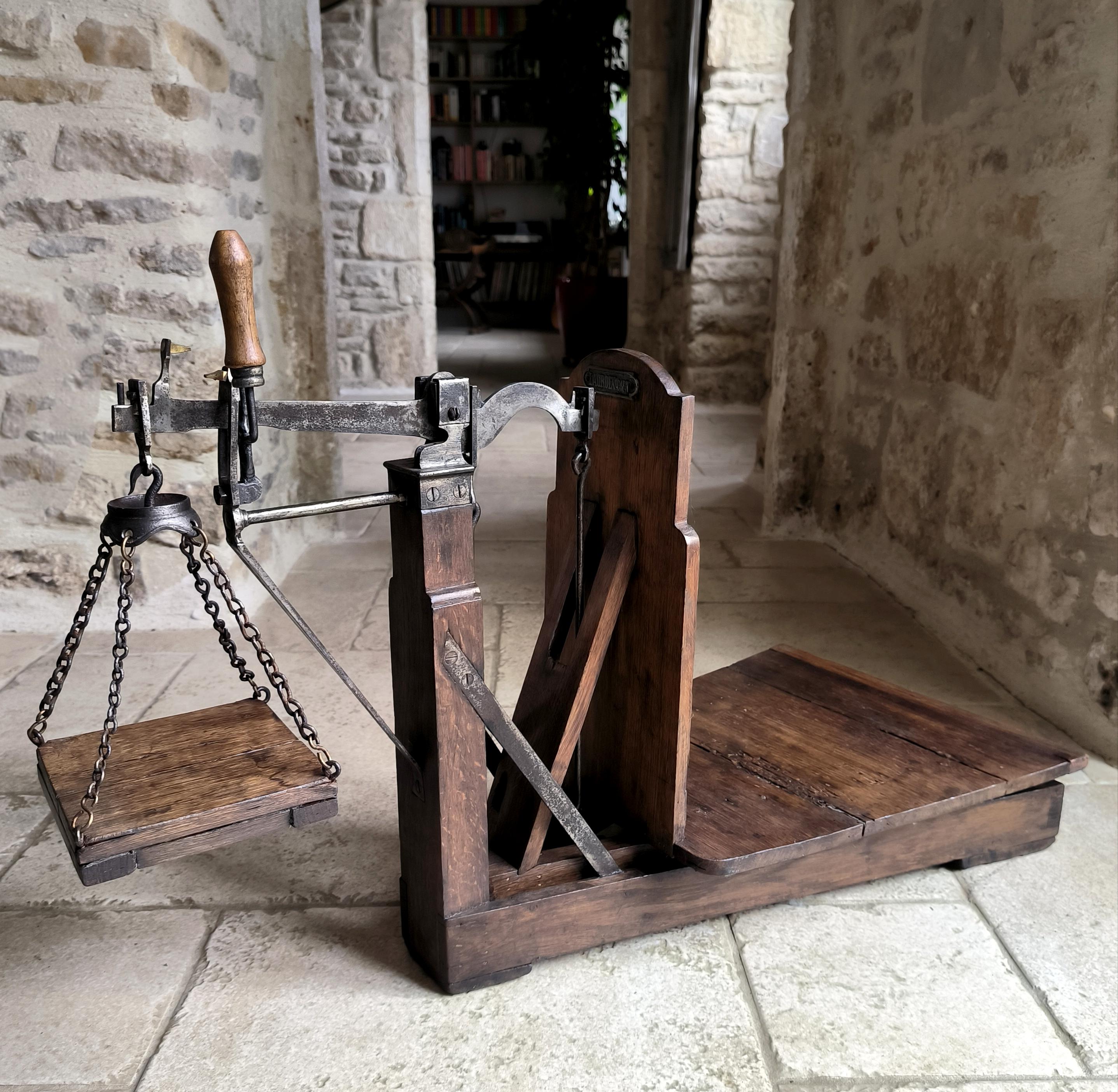Cette magnifique balance décimale fonctionne selon le principe d'un rapport de 10:1. Développées pour la première fois à la fin des années 1800, elles étaient utilisées pour faciliter le pesage d'objets plus lourds, sans qu'il soit nécessaire