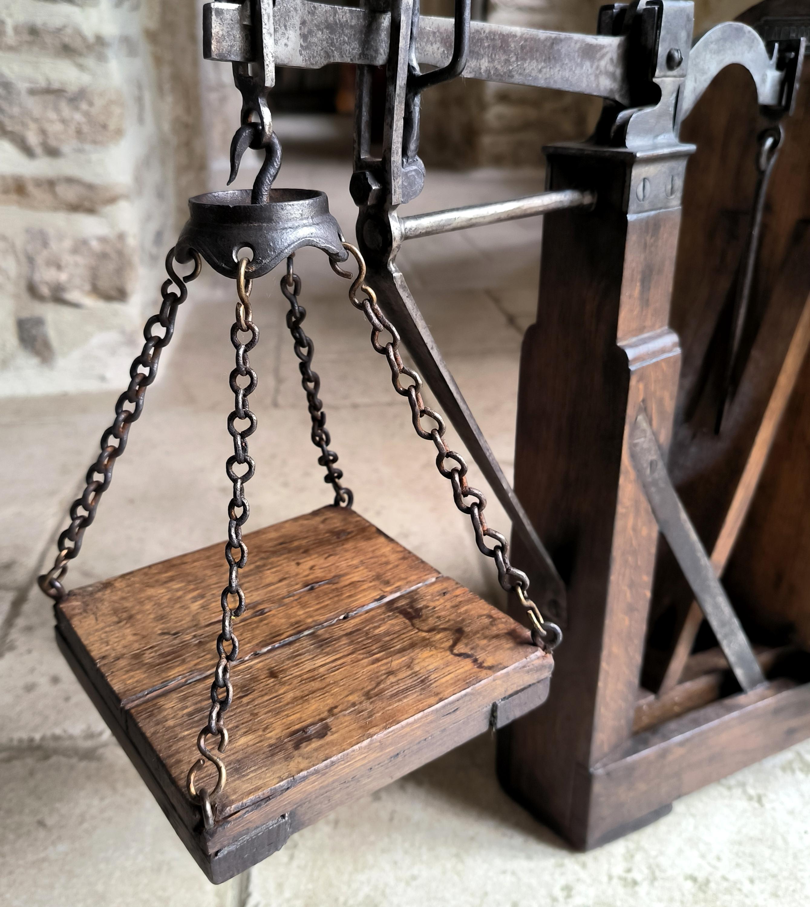 Fait main Balances décimales antiques, françaises, de mercantilisme pour les graines et les grains. Circa fin des années 1800 en vente