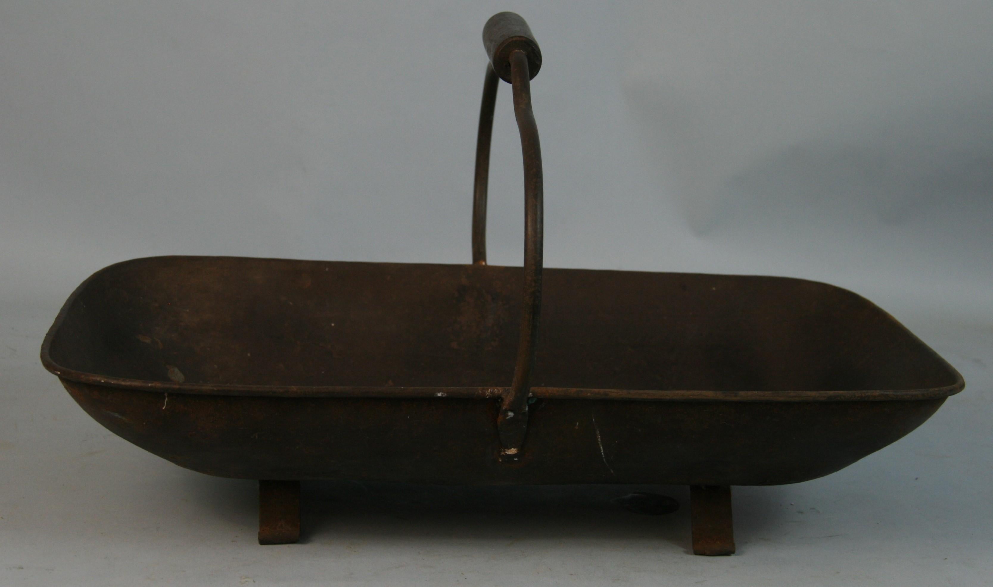 Antike französische Metallblumen- Gattering aus Metall  Garten-Tablett im Zustand „Gut“ im Angebot in Douglas Manor, NY