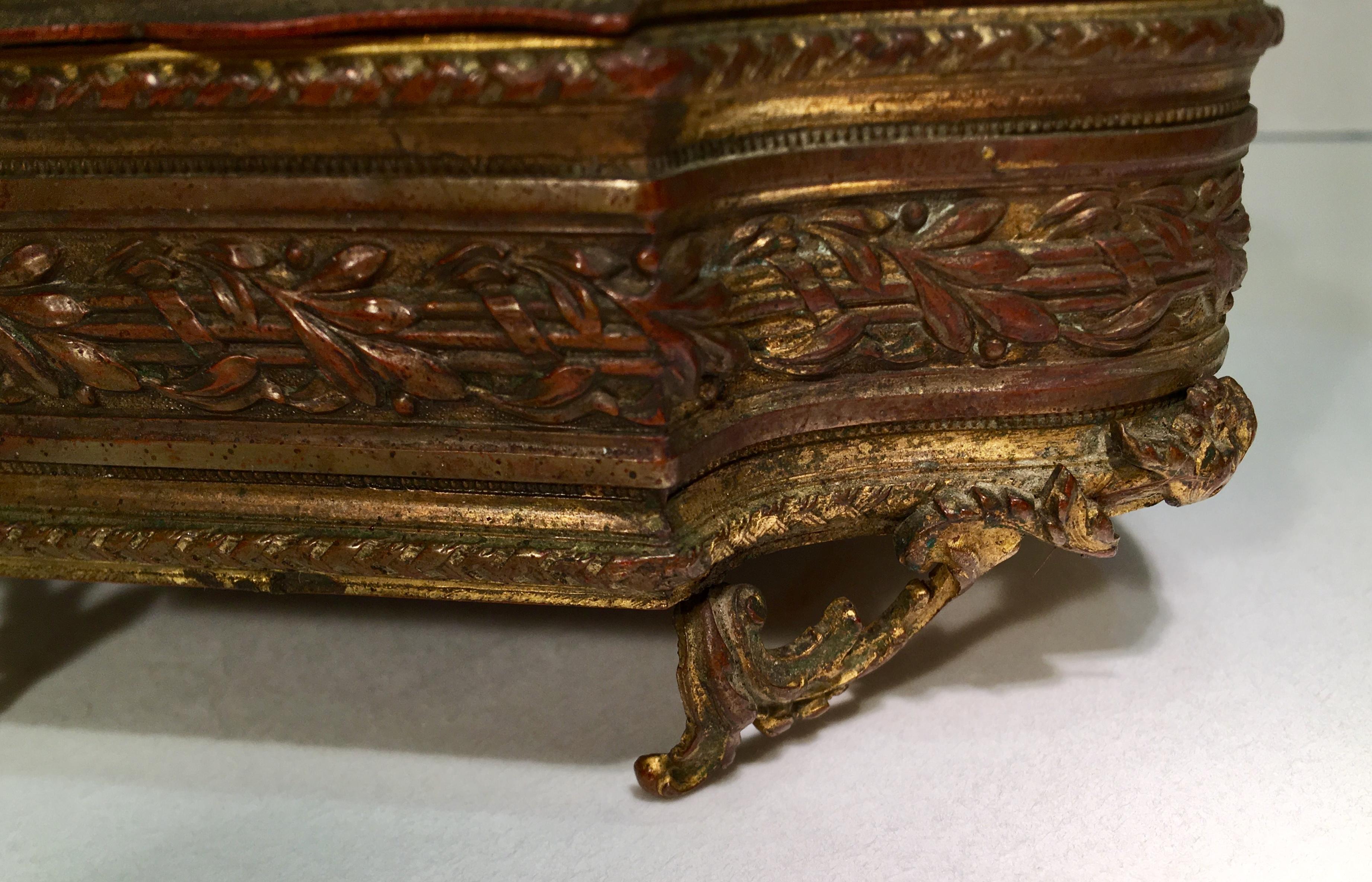  Boîte à bibelots ancienne en métal avec plaque de chérubin de la Madonna Sixtine en porcelaine en vente 7