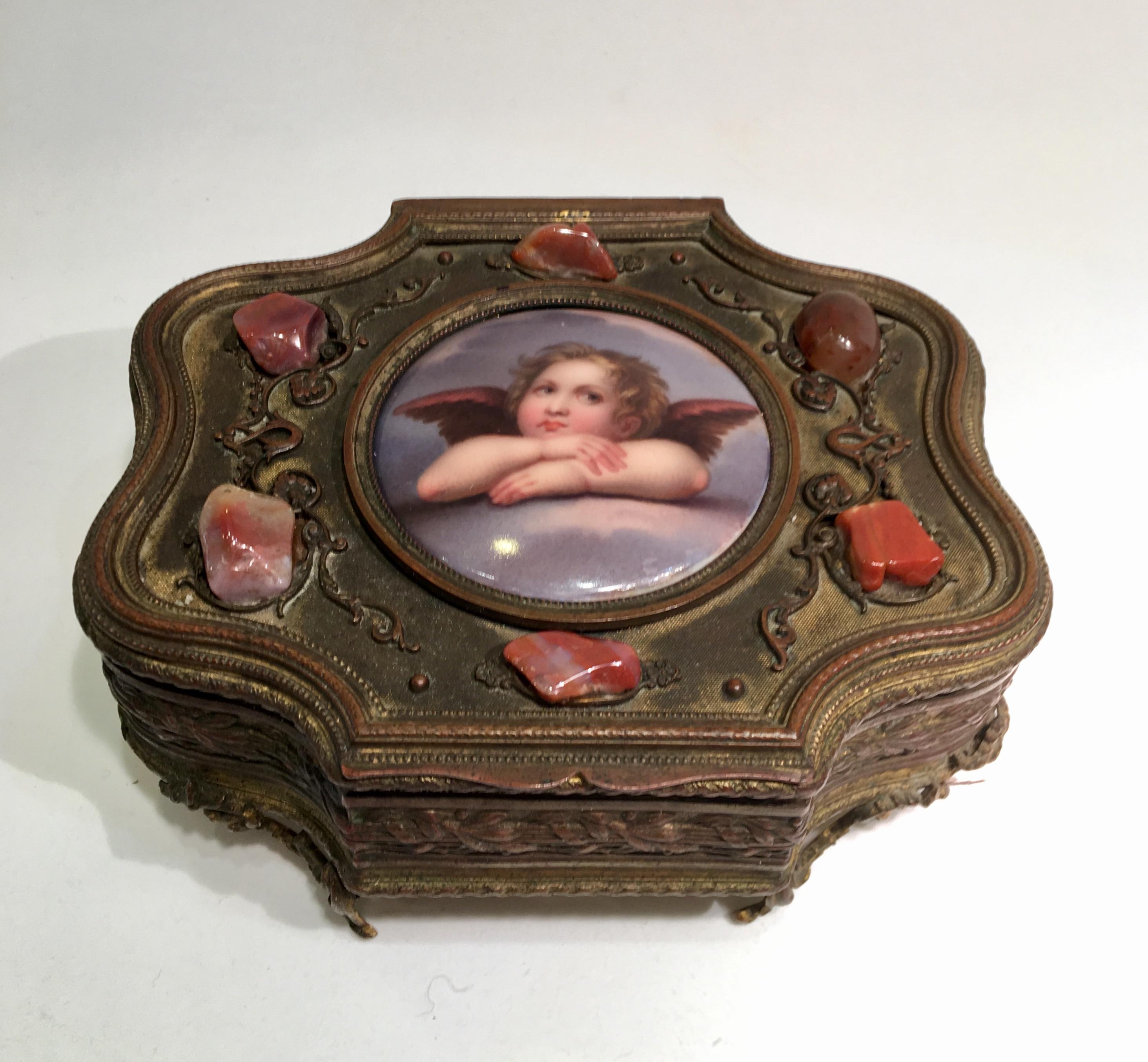 Rococo  Boîte à bibelots ancienne en métal avec plaque de chérubin de la Madonna Sixtine en porcelaine en vente