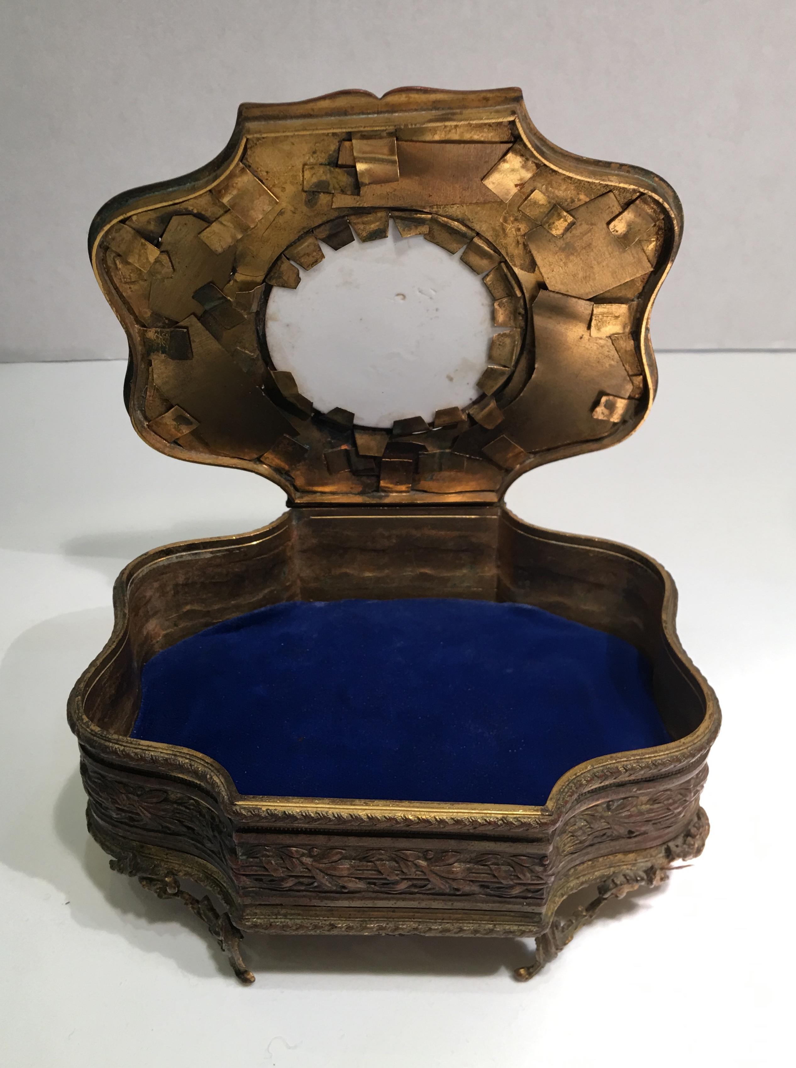  Boîte à bibelots ancienne en métal avec plaque de chérubin de la Madonna Sixtine en porcelaine en vente 3