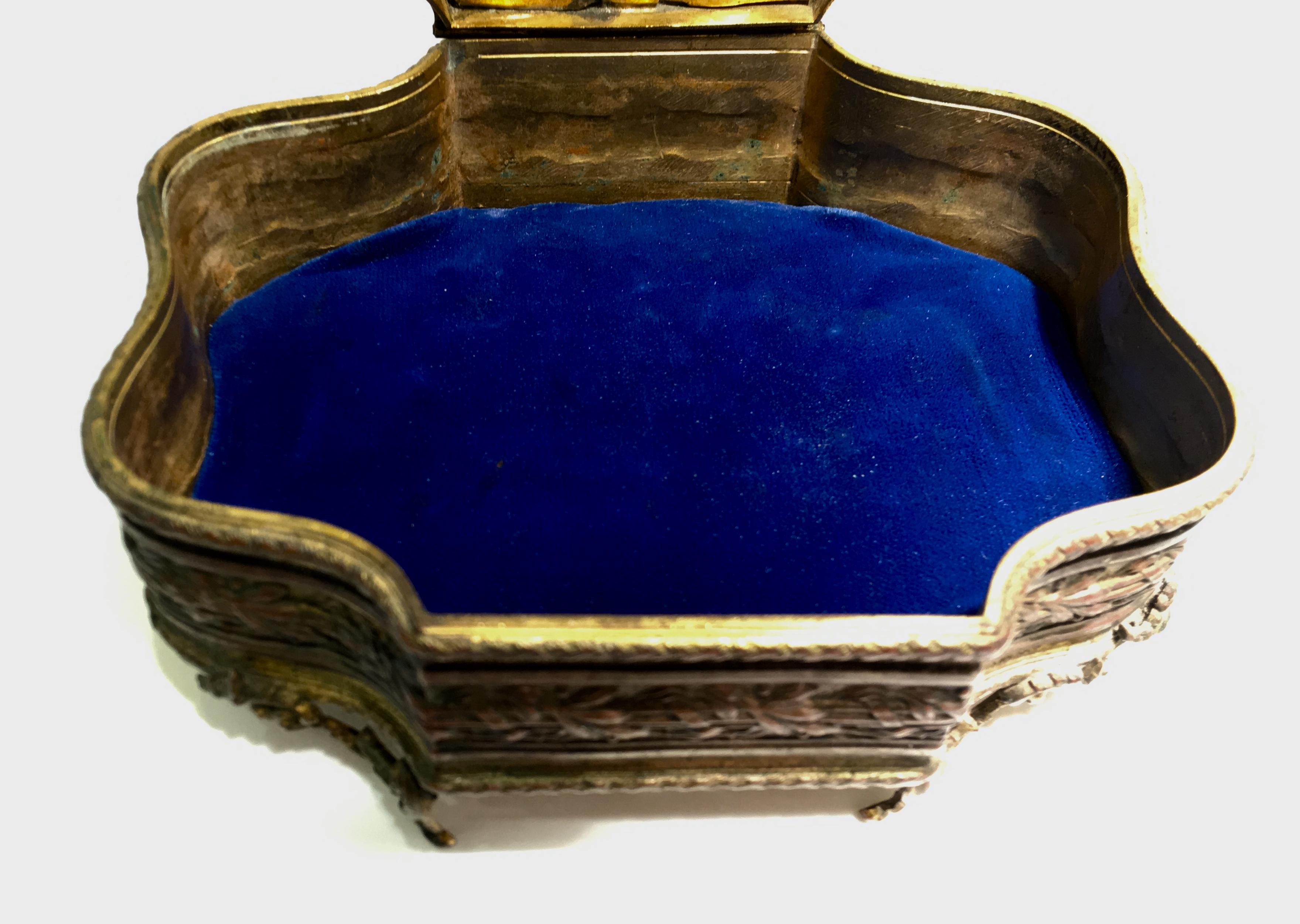 Antike französische Metallschachtel mit Porzellan Sistine Madonna Cherub Plakette aus Metall im Angebot 3