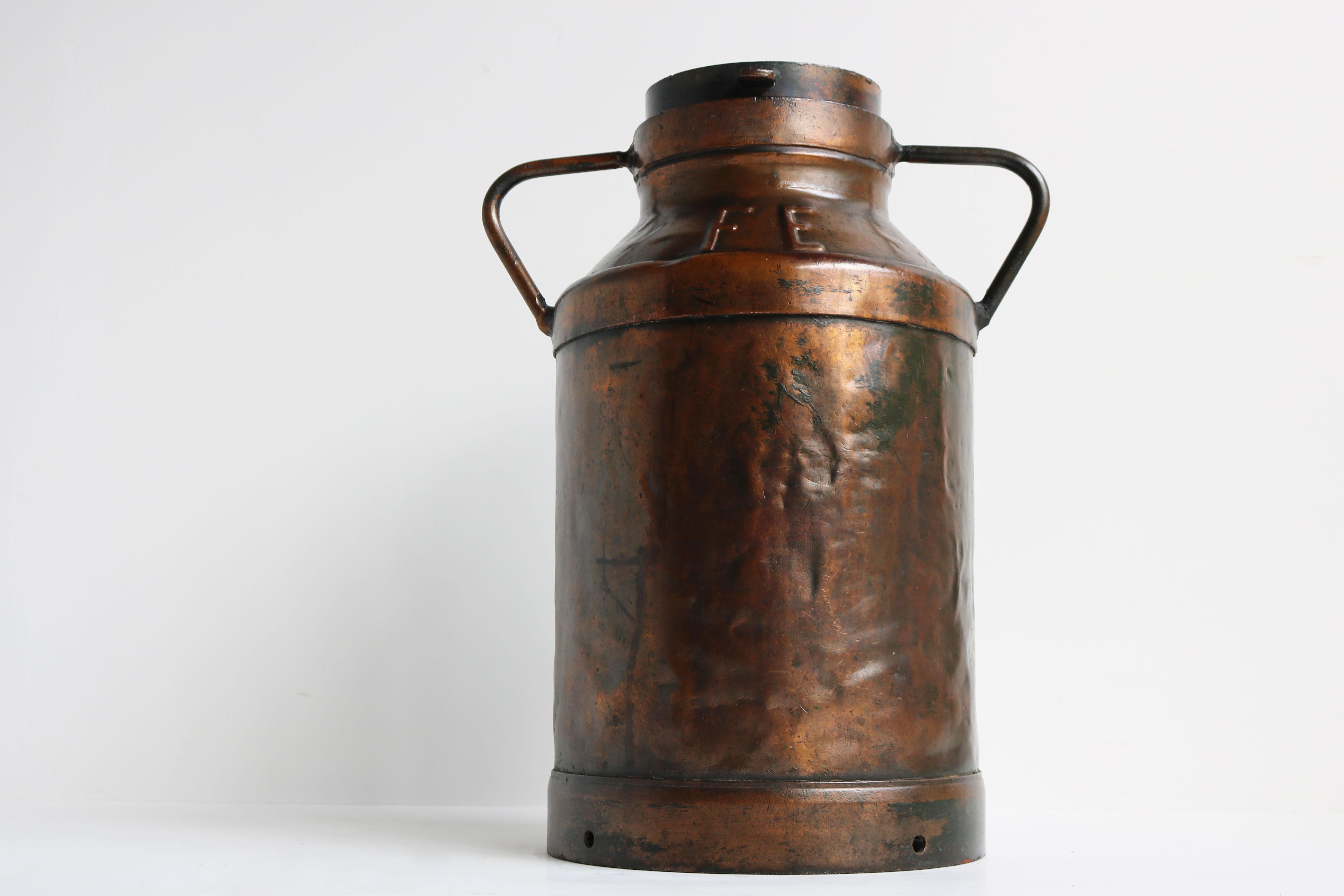 Lourd bidon / pot à lait en cuivre ancien, France 1880. Idéal pour les parapluies et les cannes à pêche dans les couloirs. 
Ce modèle présente une magnifique patine vieillie et est entièrement d'origine. Le couvercle peut être retiré facilement et