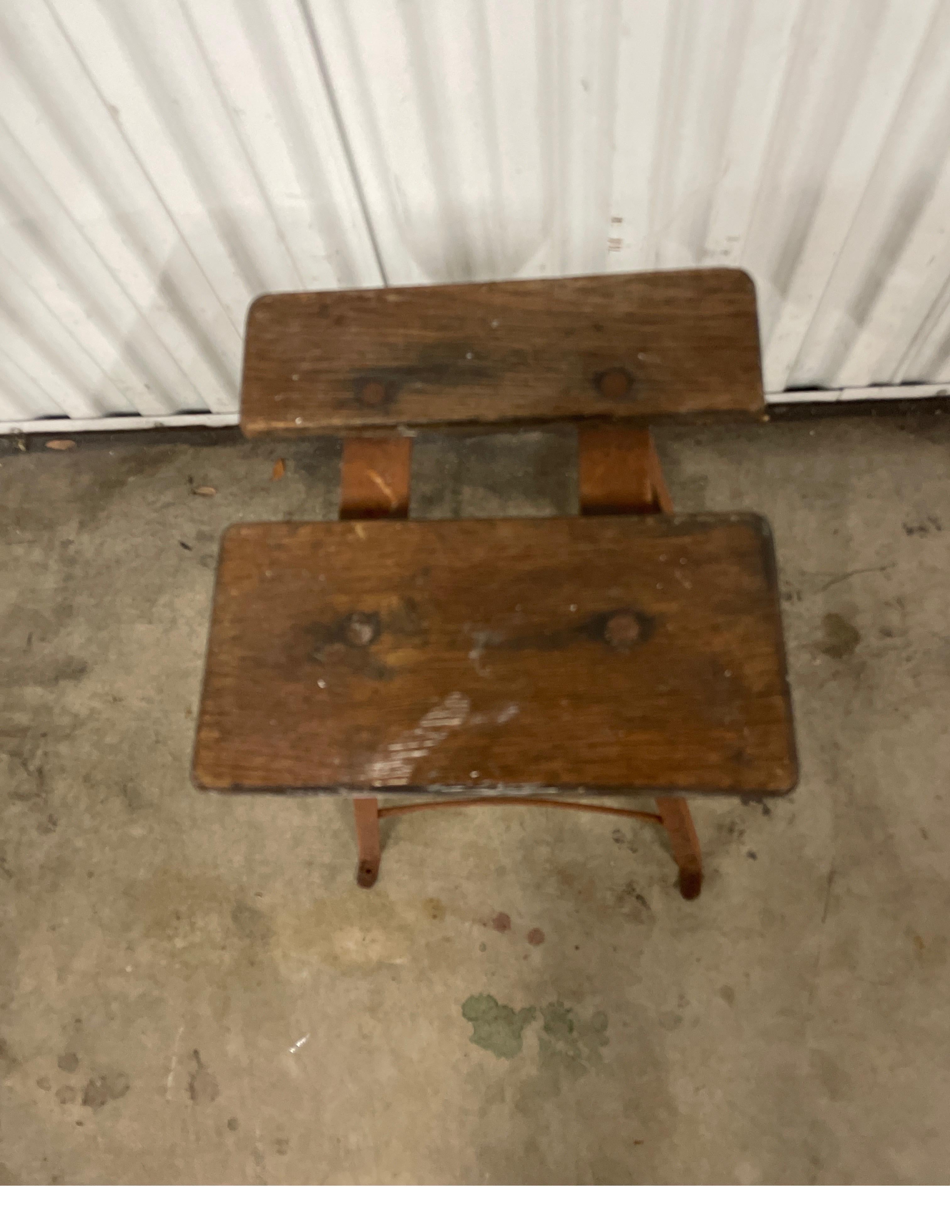 Tabouret de traite français ancien avec des lattes de bois d'origine montées sur une base en fer.