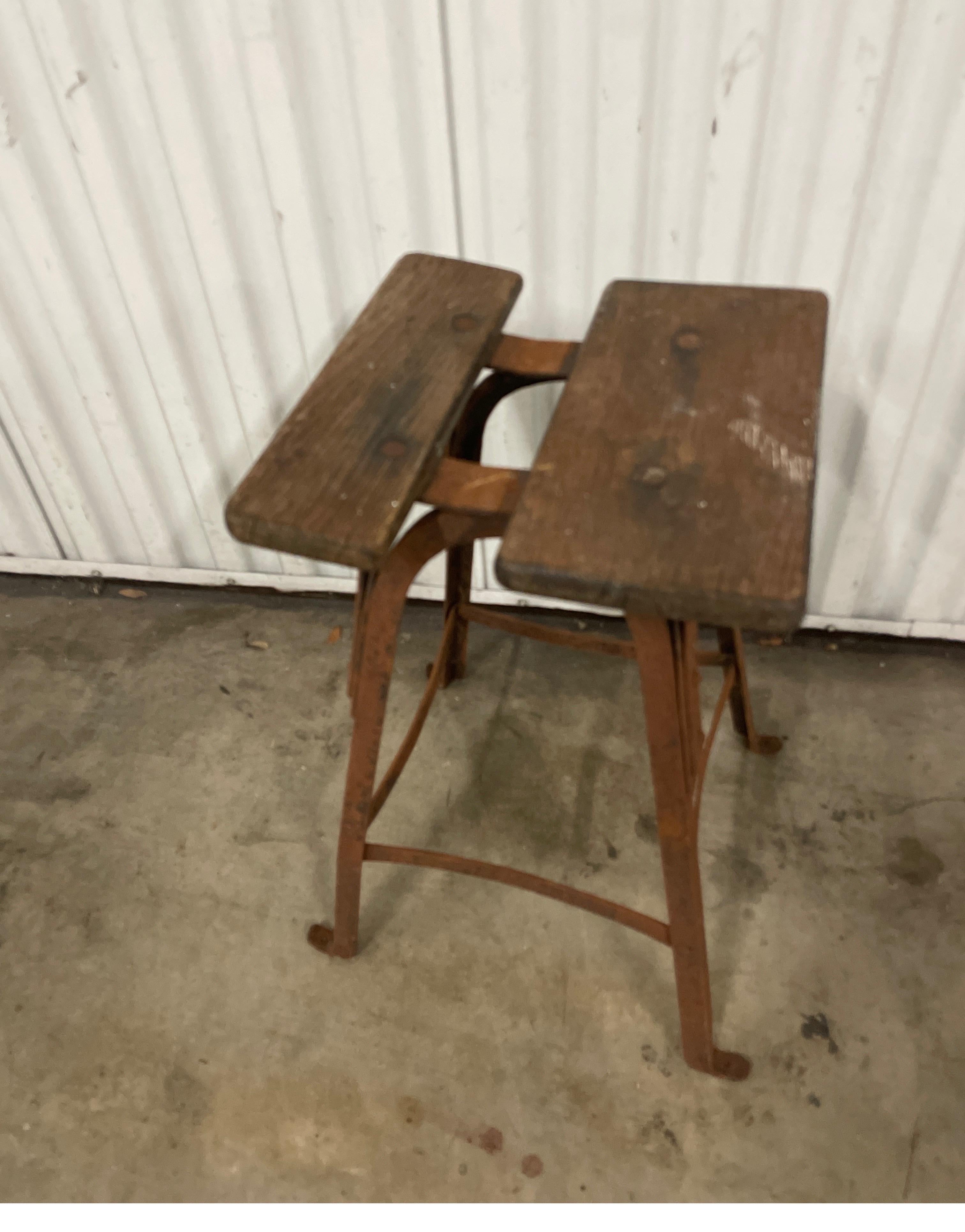 Français Tabouret de traite français ancien en vente
