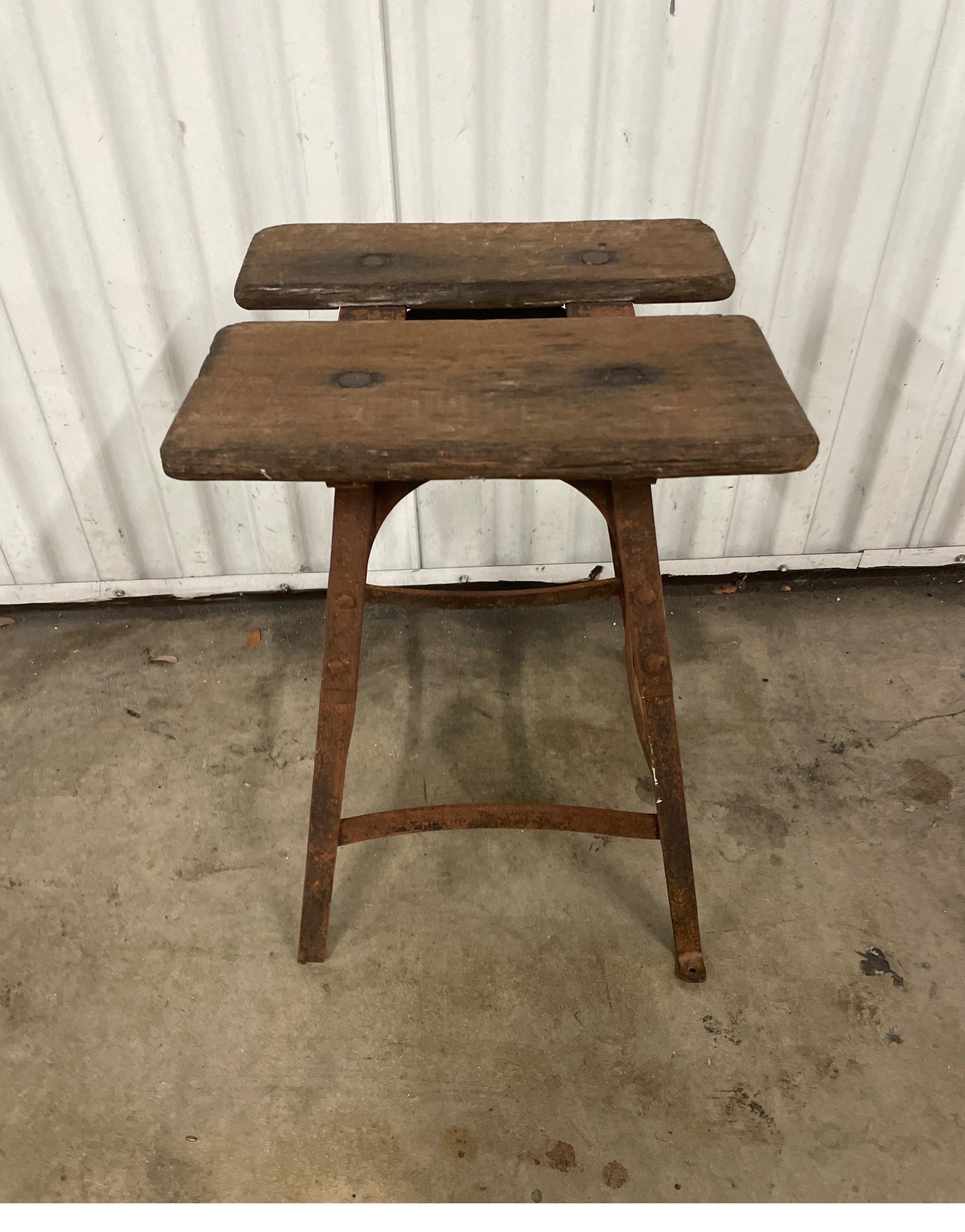 Français Tabouret de traite français ancien en vente