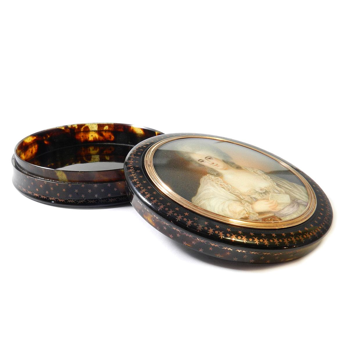 Antique French Miniature 18K Gold Piqué Tortoiseshell Snuff Box, circa 1790

Rare snuffbox made of tortoiseshell with fine gold piqué decor on all sides. On the lid, a central medallion in a 18K gold frame with the portrait of a gallant lady in a