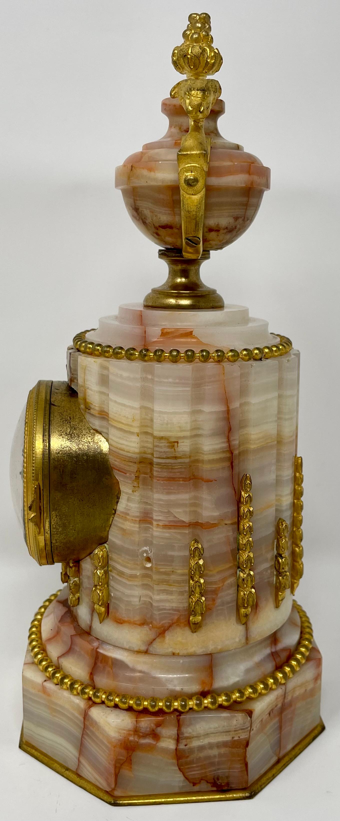 Antike französische Miniatur-Marmor- und Goldbronze-Säulenuhr, CIRCA 1890. (19. Jahrhundert) im Angebot
