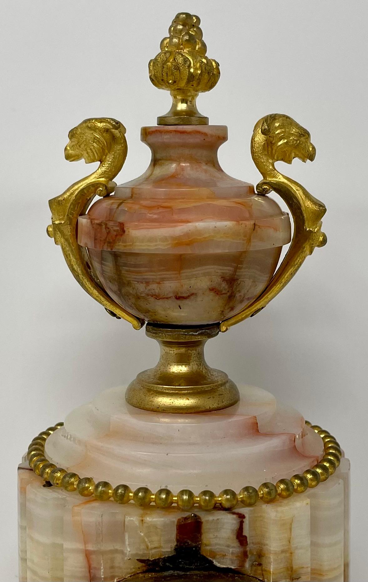 Antike französische Miniatur-Marmor- und Goldbronze-Säulenuhr, CIRCA 1890. im Angebot 2