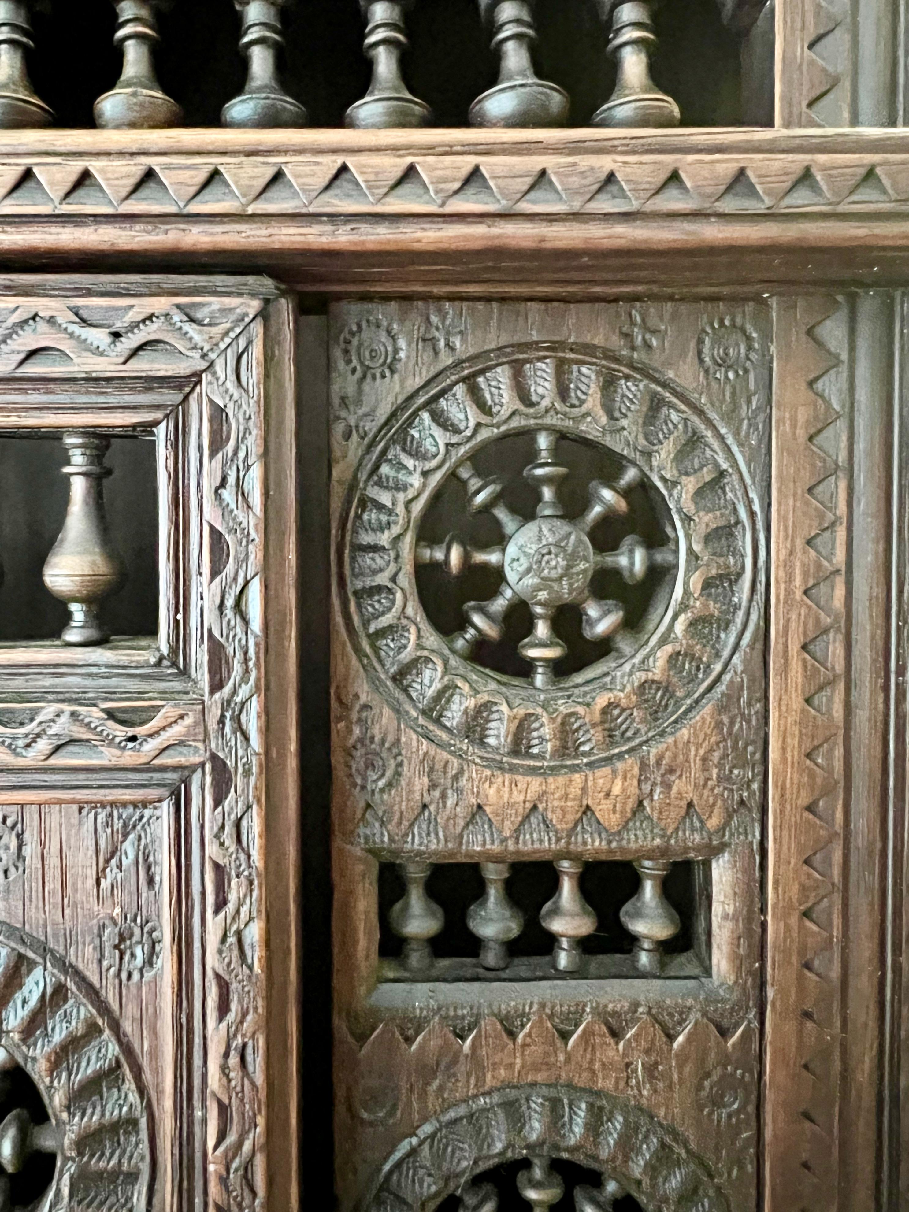Chêne Ancienne armoire miniature française en chêne de Bretagne de style ancien en vente