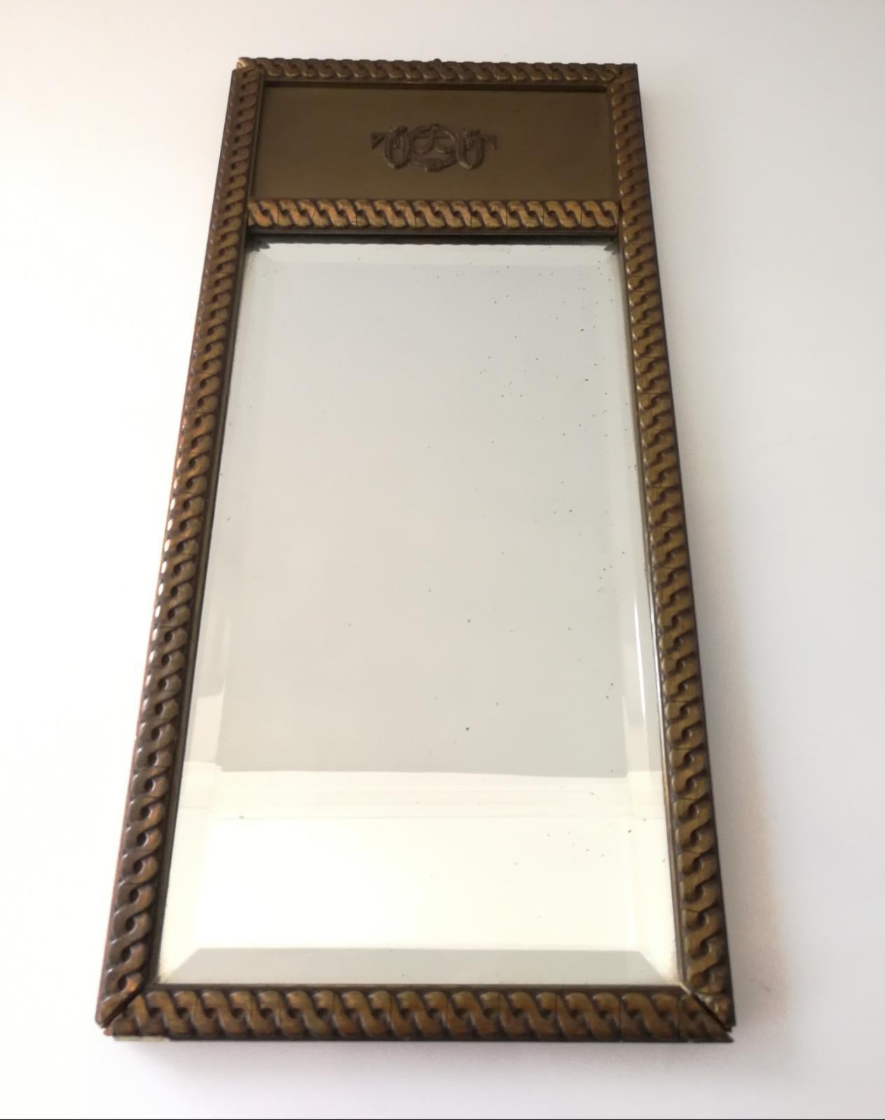This elegant 1915 French mirror is a real gem. With its measurements of 36 cm x 17 cm, it is perfect for decorating any space with a touch of Classic and sophisticated style. Despite having a slightly open corner and a small mark on one side, this