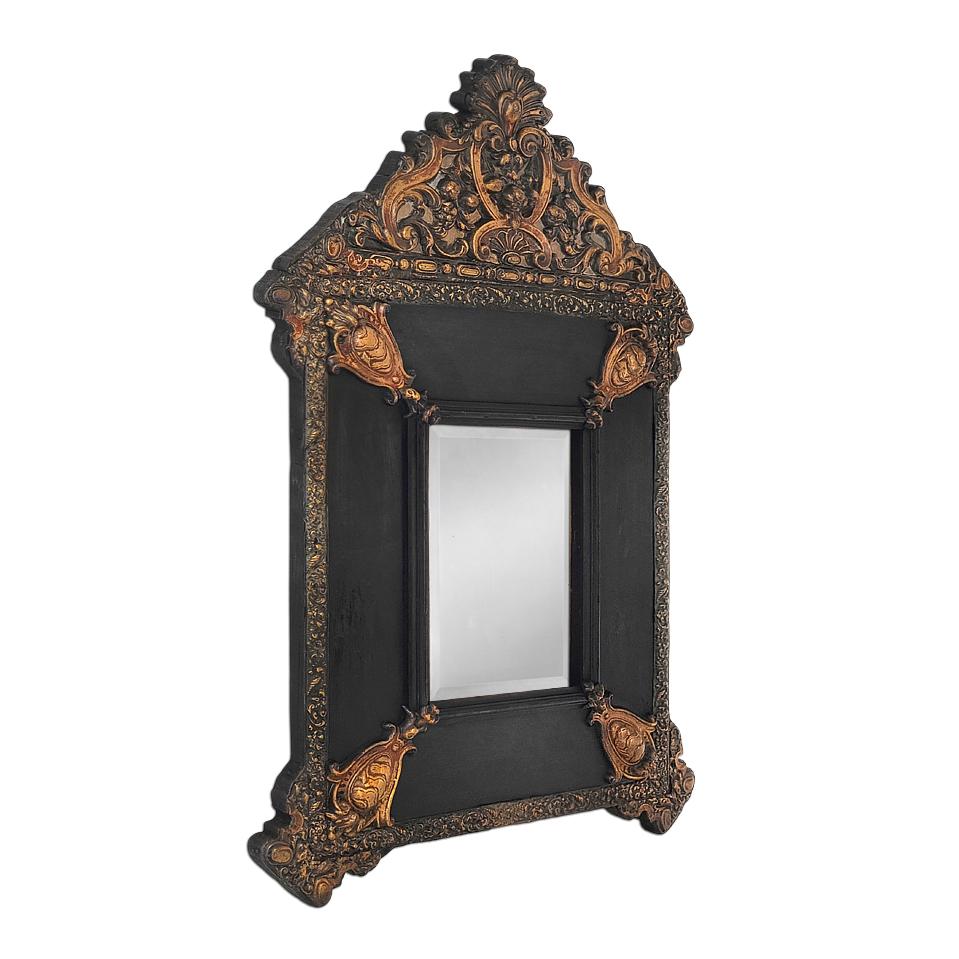Antique Mirror francese dell'epoca di Napoleone III, in stile Luigi XIV. La sua cornice è una raffinata combinazione di ottone brunito goffrato e pannelli in legno annerito. Lo specchio centrale è smussato e l'intero pezzo è arricchito da cartigli
