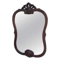 Antique Mirror French Specchio intagliato in noce con cornice da parete con accenti a reticolo di conchiglia 1930