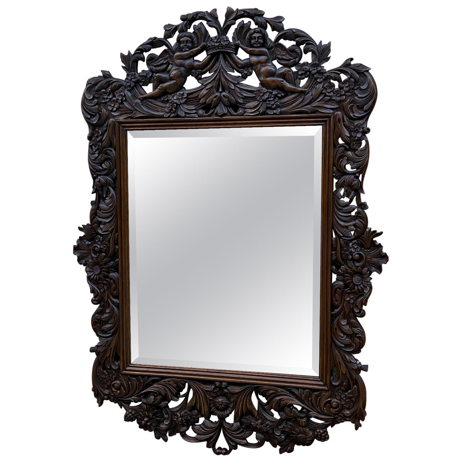 Antique miroir mural suspendu encadré d'un miroir français en chêne rectangulaire avec chérubins biseautés en vente
