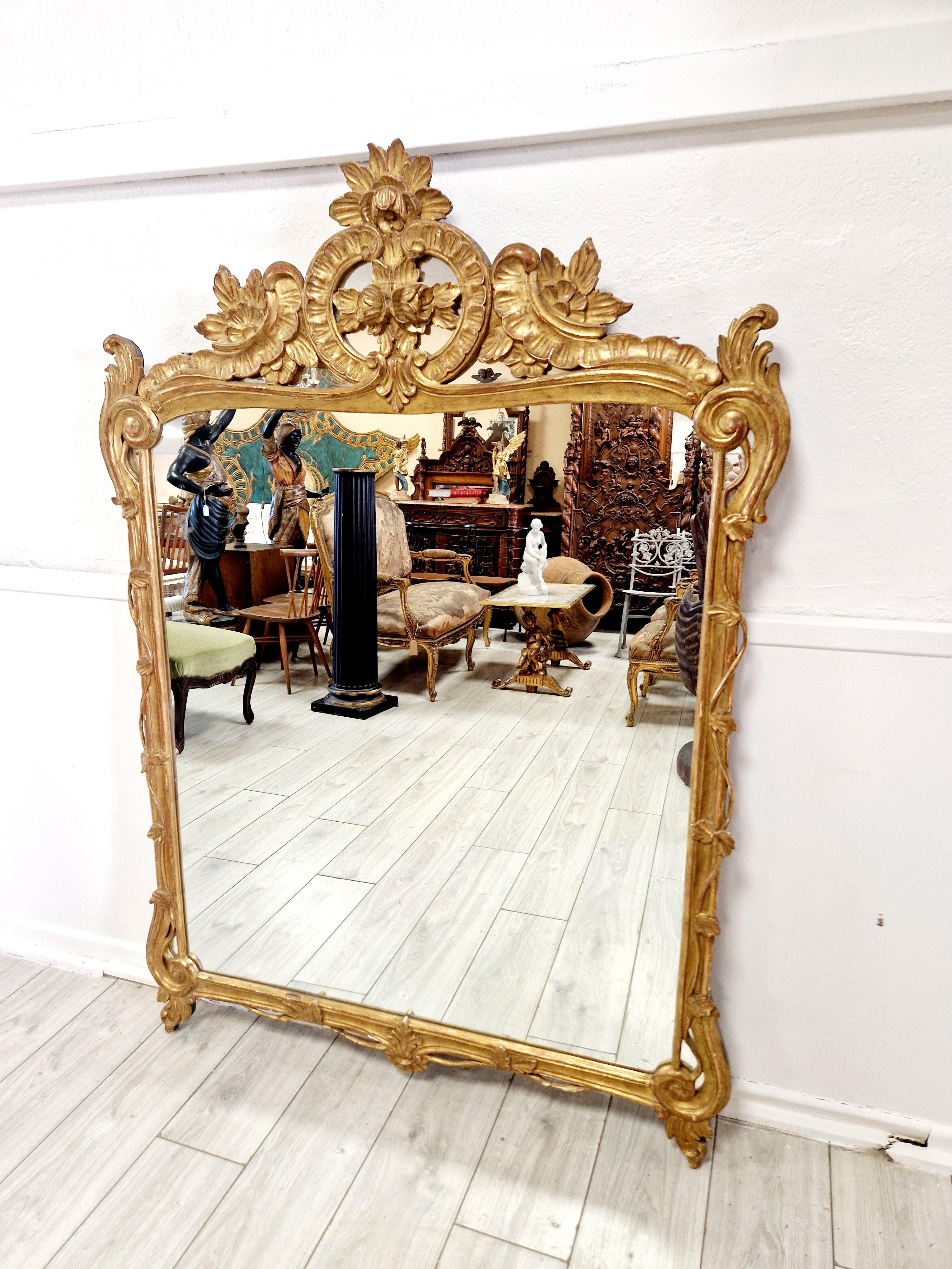 
Questo grande specchio francese in stile Luigi XVI del XVIII secolo aggiunge un tocco di eleganza a qualsiasi ambiente. La cornice in oro antico, realizzata in legno, presenta dettagli intricati tipici dell'epoca. Con una lunghezza di 120 cm e