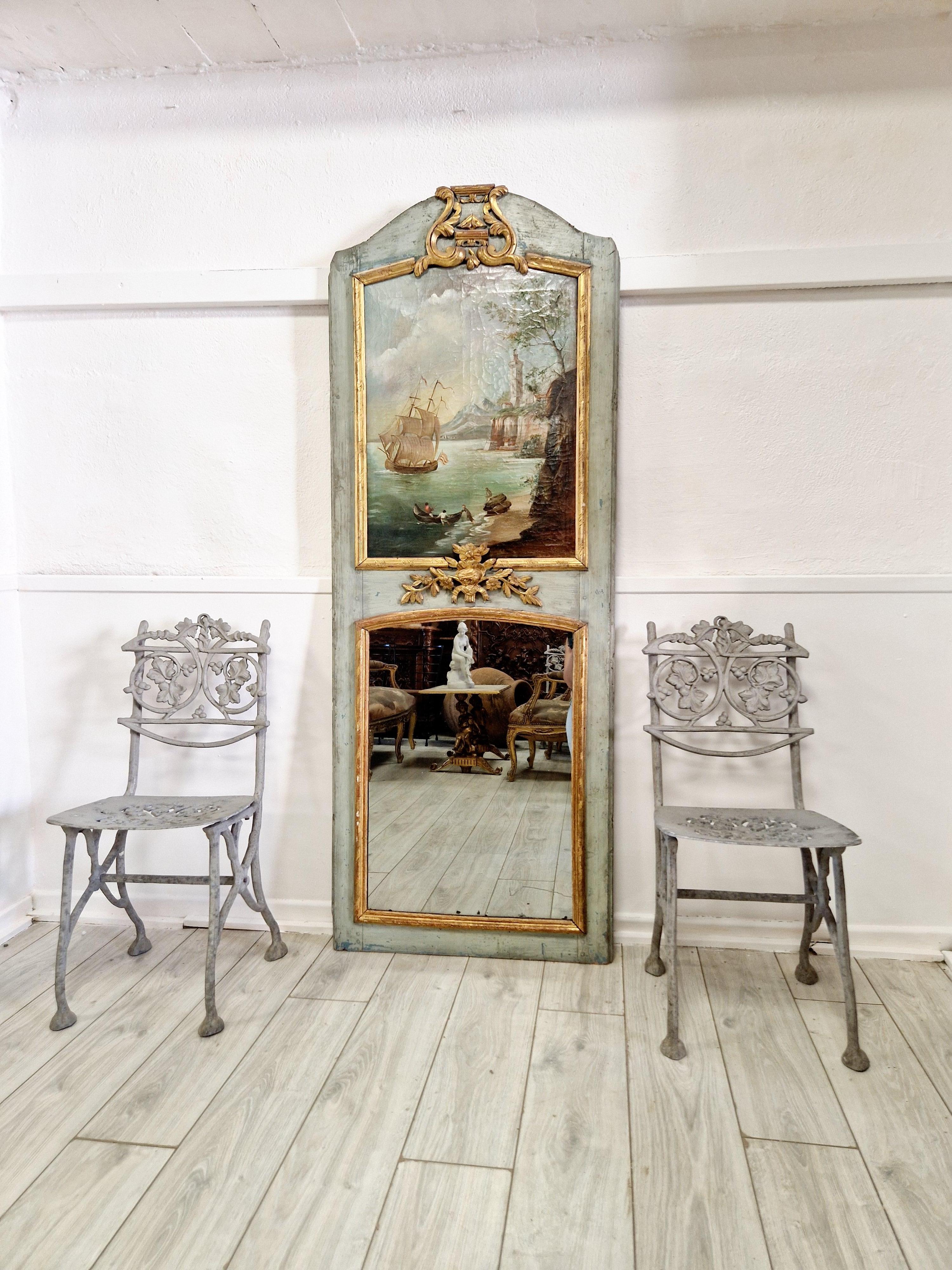 Dieser antike französische Spiegel ist ein atemberaubendes Stück Dekor aus der vorviktorianischen Ära, das in Frankreich mit viel Liebe zum Detail gefertigt wurde. Der in Öl gemalte Trumeau-Spiegel im Louis-XVI-Stil zeichnet sich durch eine schön