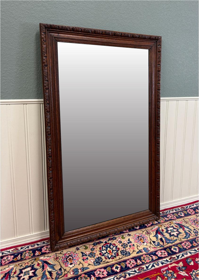 GORGEUX Miroir biseauté à cadre rectangulaire en chêne sur cheminée, d'époque française 
 
Miroir mural classique français populaire~~bellement sculpté avec dos en bois~~parfait pour un manteau de cheminée, hall d'entrée, salon, bureau,