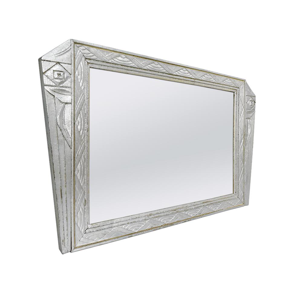Antique silver carved wood mirror, geometrics decors Art Deco style, circa 1930. Antique frame (frame width: 3.5 cm / 1.37 in.) re-gilding to the patinated silver leaf on carved wood. Modern glass mirror. Antique wood back.