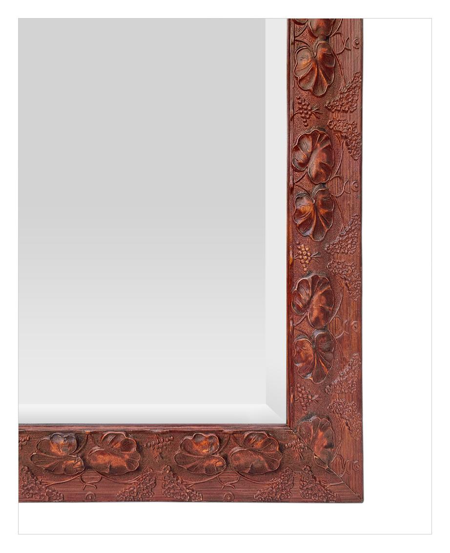 Miroir Antique Mirror français avec un décor de feuilles sculptées en couleur d'automne, circa 1980 en vente