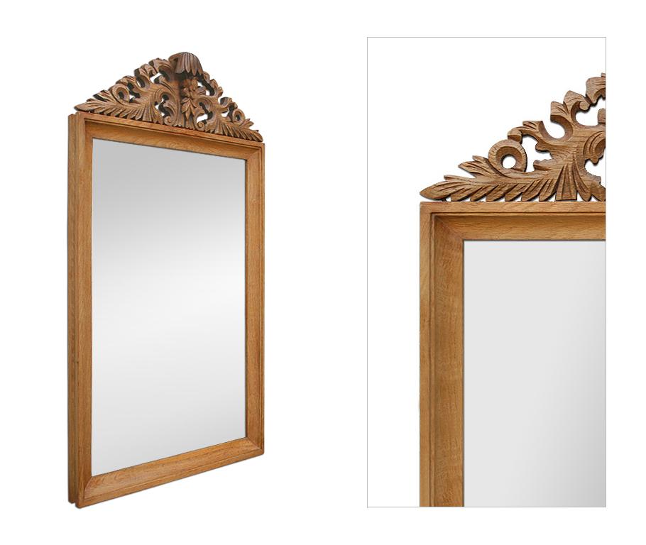 Antiker französischer Spiegel mit geschnitztem Holzgiebel:: um 1940 (Geschnitzt)