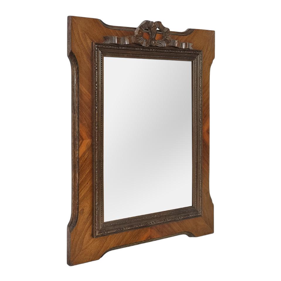 Miroir français ancien en bois d'épicéa teinté avec marqueterie, vers 1900. Décoré d'un nœud en bois sculpté de style Louis XVI, d'un cadre en bois teinté avec un décor de perles et de chapelets autour du miroir en verre. Largeur du cadre : 7,5 cm /