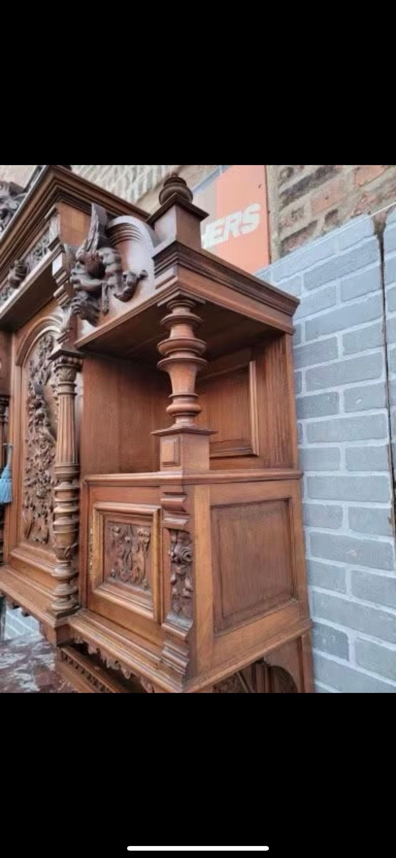 Gothique Ancien cabinet de commande en noyer monumental français sculpté à la main, orné et figuratif en vente