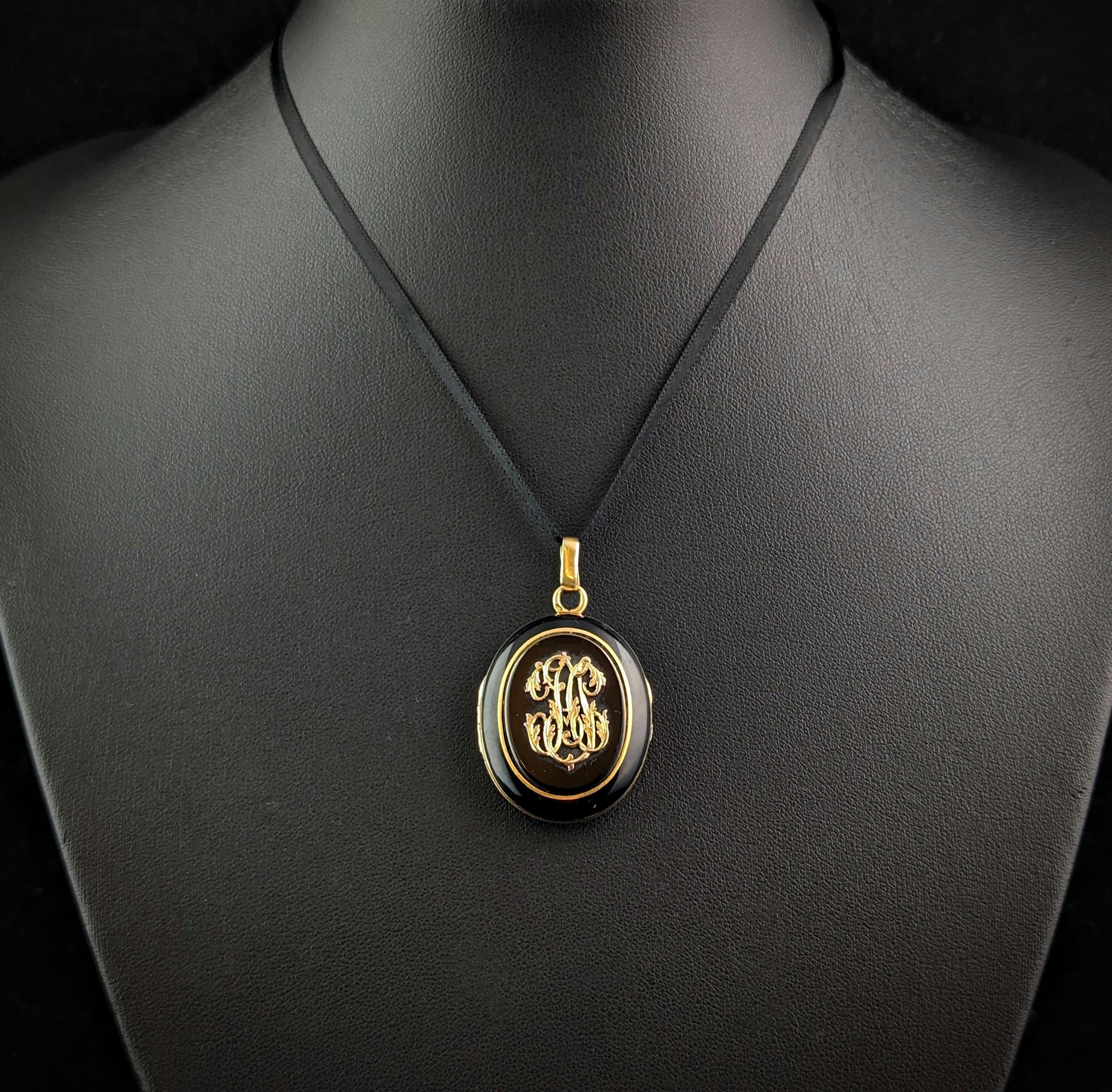 Antique French Mourning locket, Black onyx and 18ct gold, Remember  For Sale 6